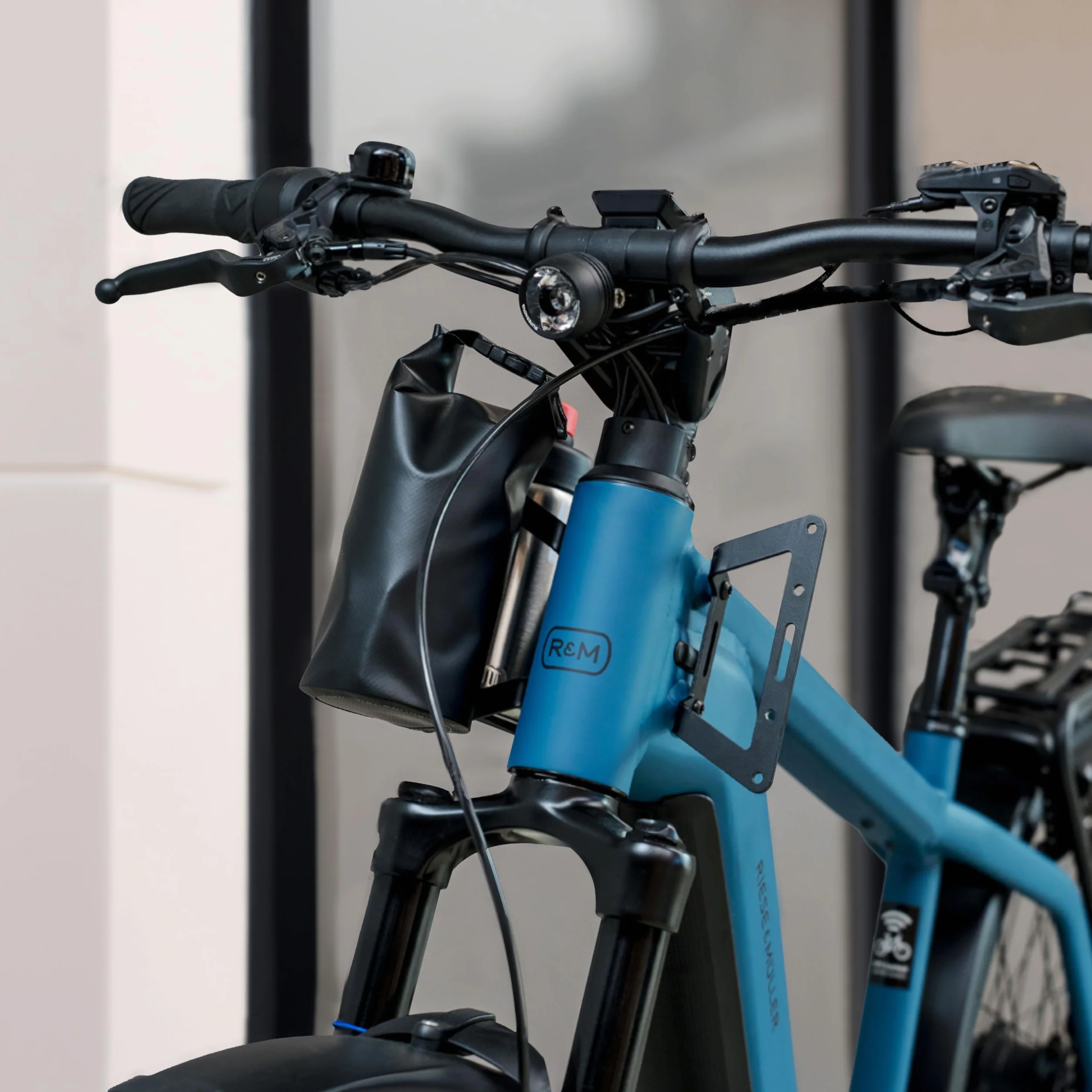 Adapter do rowerów elektrycznych Riese & Müller – adapter do czterech akcesoriów, uchwyt na butelki, uchwyt na zamek, ze stali nierdzewnej, czarny