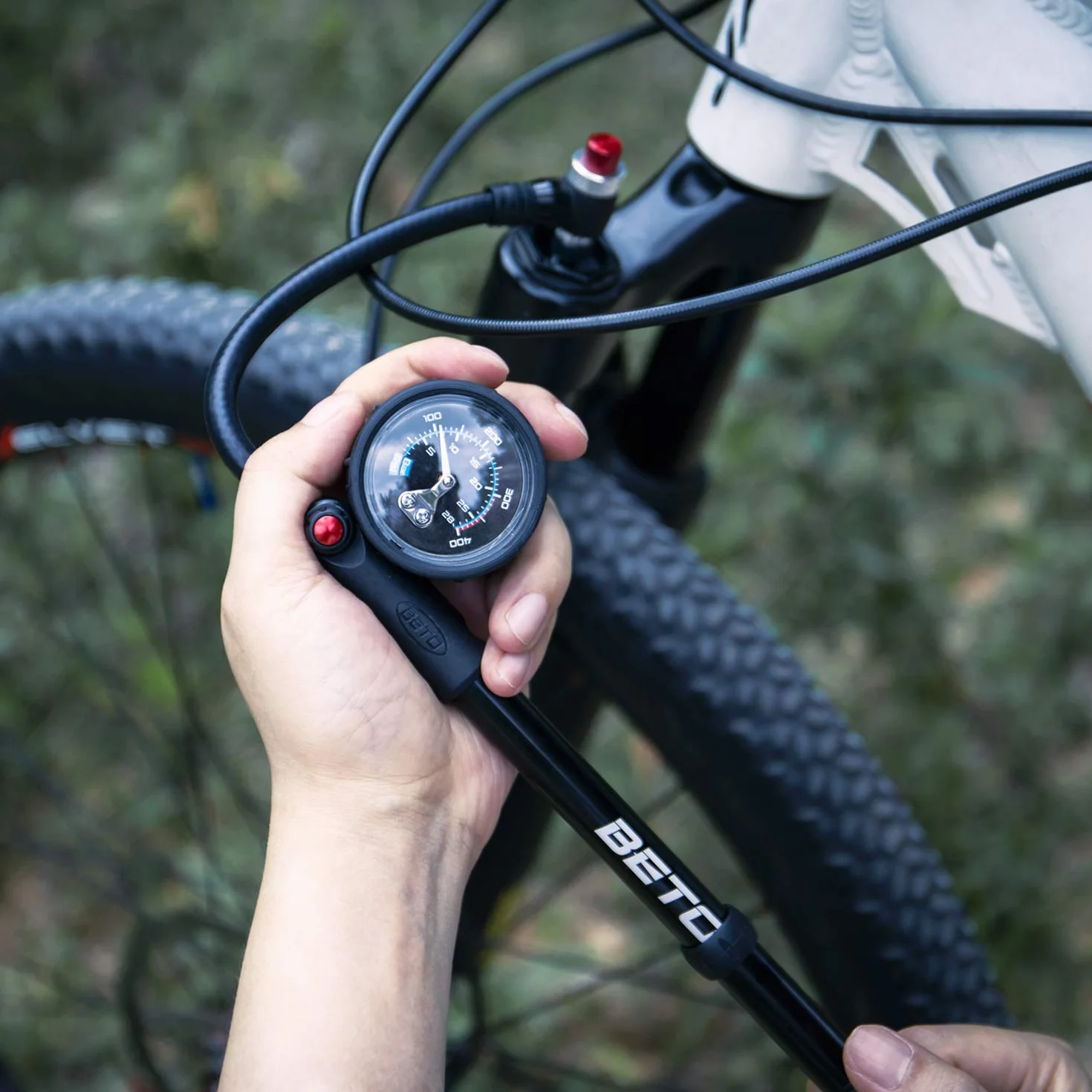 BETO Wysokociśnieniowa pompa wstrząsowa – (400 PSI Max) pompa amortyzacyjna do roweru MTB do zawieszenia widelca i tylnego zawieszenia z bezstratnym zaworem Schradera