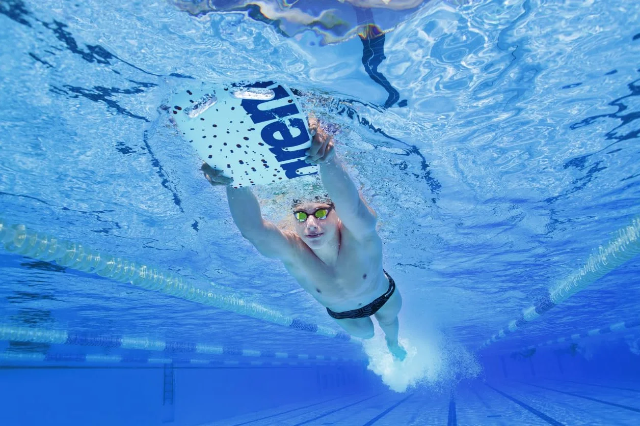 arena Kickboard Swim Board, akcesoria treningowe na basen, deska do pływania z wstępnie uformowanymi otworami, wiele możliwości chwytania, 100% EVA, bez PCW