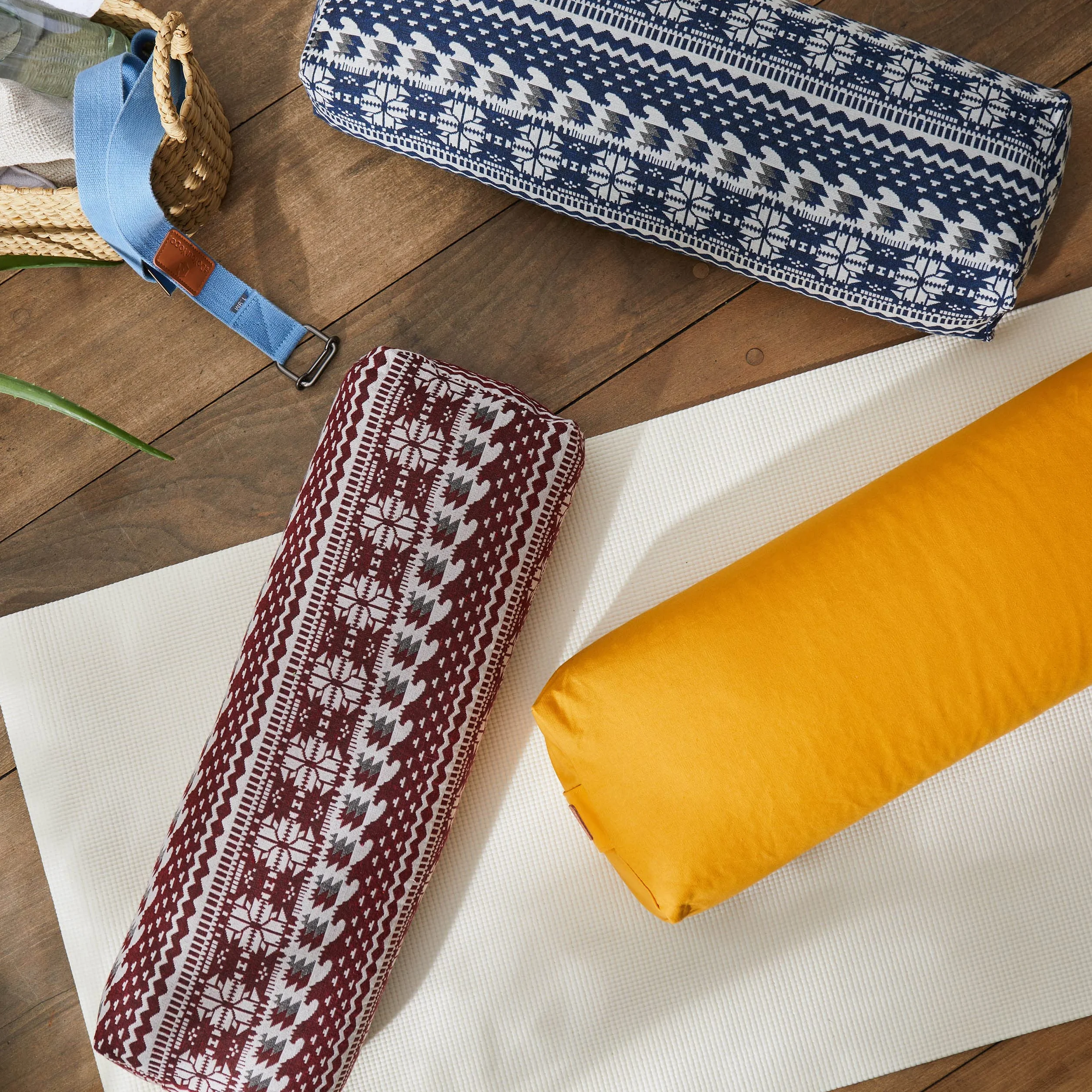 #DoYourYoga Yoga Bolster »Paravati« z ekologiczną łuską gryki (KBA), poszewka nadająca się do prania, 67 cm x 13 cm, poduszka do medytacji/poduszka do siedzenia/poduszka zafu do Yin Yoga - curry żółty
