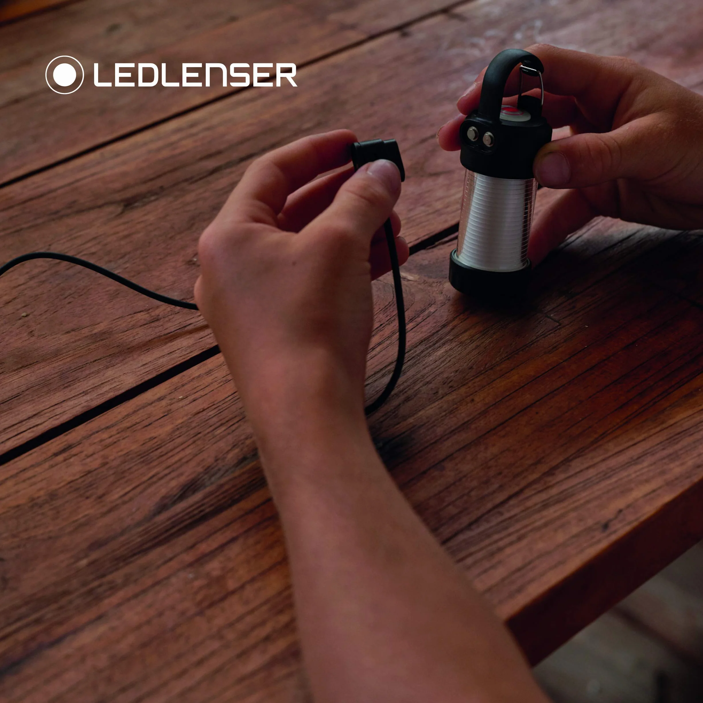 Ledlenser ML4 Latarnia, akumulator typu 14500 z możliwością ładowania, 300 lumenów, nieoślepiająca (opatentowana), do 45 godzin pracy, czerwone światło, możliwość zasilania bateryjnego 1xAA
