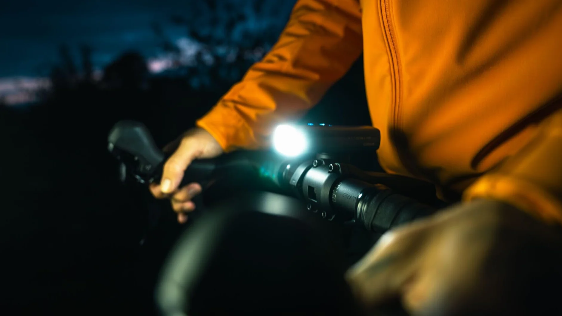 OSRAM LEDsBIKE MULTI BEAM X 1000 SET, zestaw akumulatorowych lampek rowerowych - przód i tył, do jazdy w terenie, ze światłem stopu i światłem drogowym, do 1000 lumenów