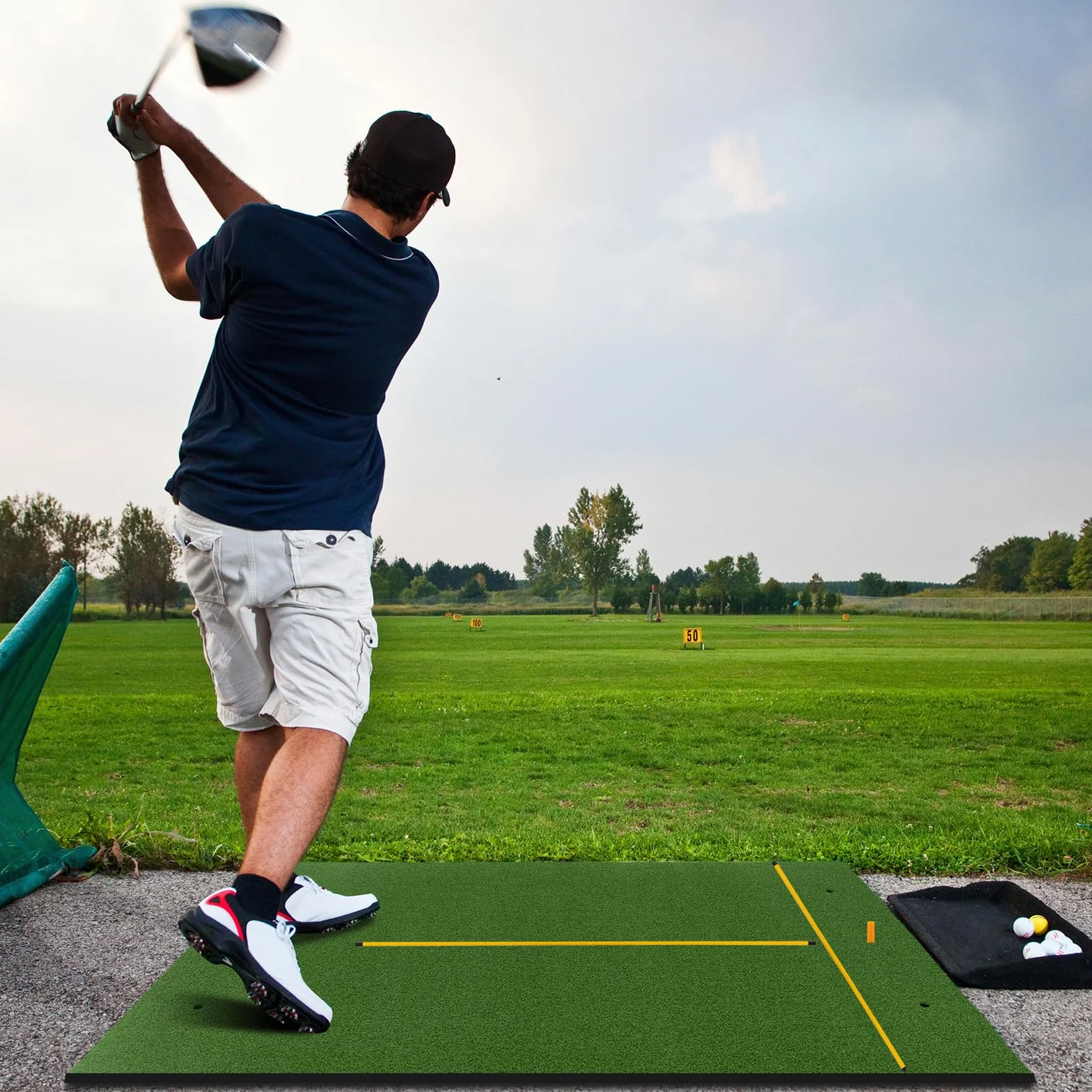 COSTWAY Mata do gry w golfa, mata do ćwiczeń golfowych w zestawie z 2 gumowymi teami i 2 prętami wyrównującymi, mata golfowa z 6 pozycjami odbicia, do użytku wewnątrz i na zewnątrz