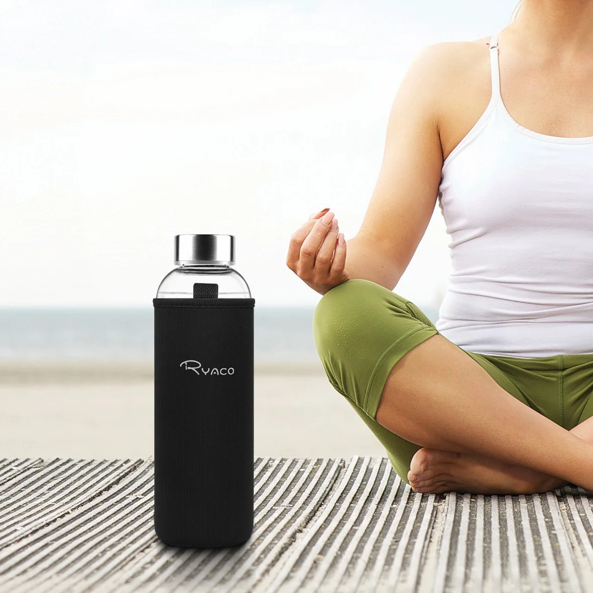RYACO Butelka na wodę ze szkła borokrzemowego, 550 ml, bez BPA, szczelna, do szkoły, domu, biura, podróży, sportu, jogi, siłowni, gorących/zimnych napojów, z neoprenowym rękawem i szczotką z gąbki