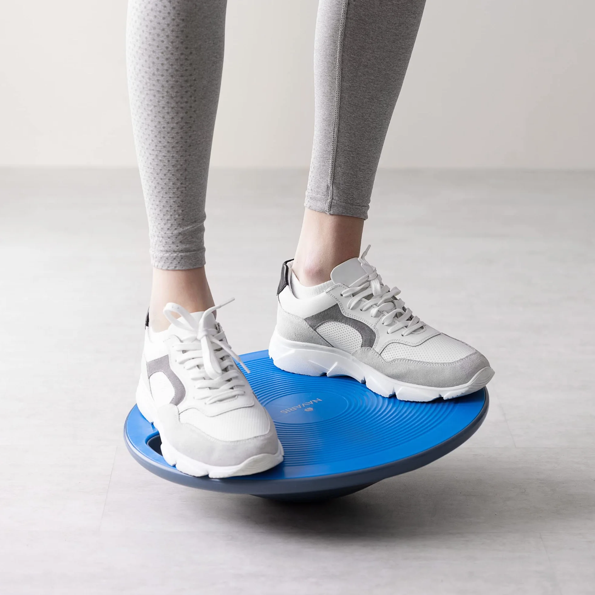 Navaris Deska do balansowania z uchwytem – terapia żyroskopowa deska do ćwiczeń – fitness rehabilitacja równowagi siłowej – deska sportowa o średnicy 40 cm – deska kołyskowa do terapii