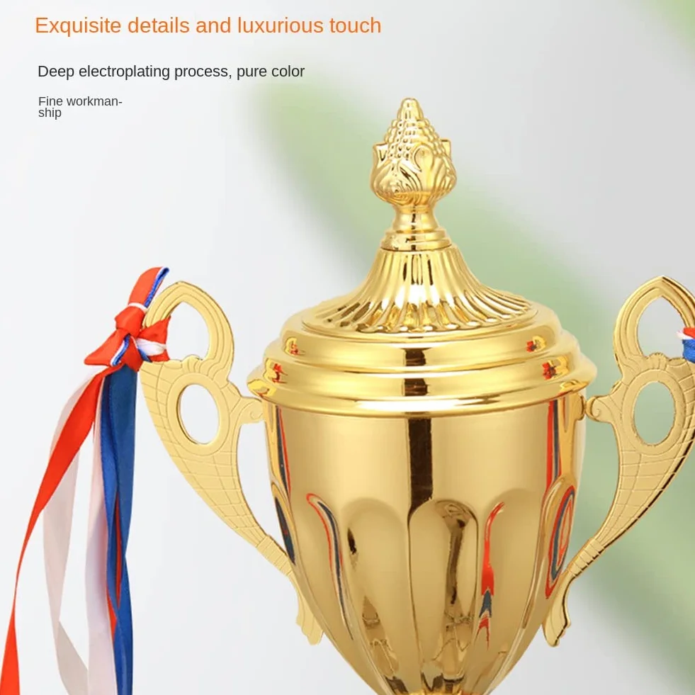 Trofeum sportowe, puchar piłki nożnej w kolorze złotym z cokołem, trofeum zwycięzcy, możliwość personalizacji, trofeum nagrody, puchar z uchem, puchar piłki nożnej dla dzieci, dla