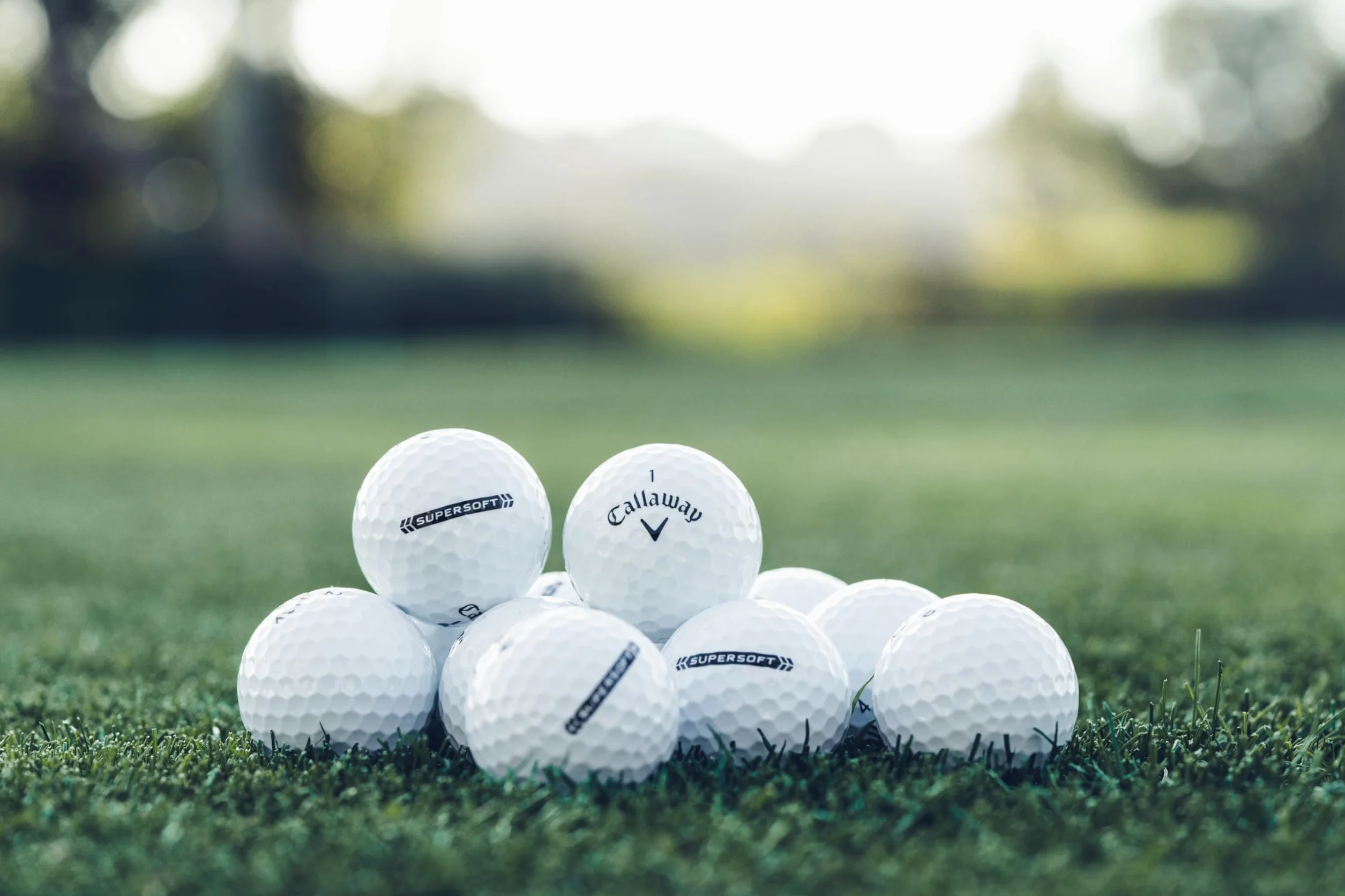 Callaway Golf Supersoft piłka golfowa 2023 biała hybrydowa, jeden tuzin