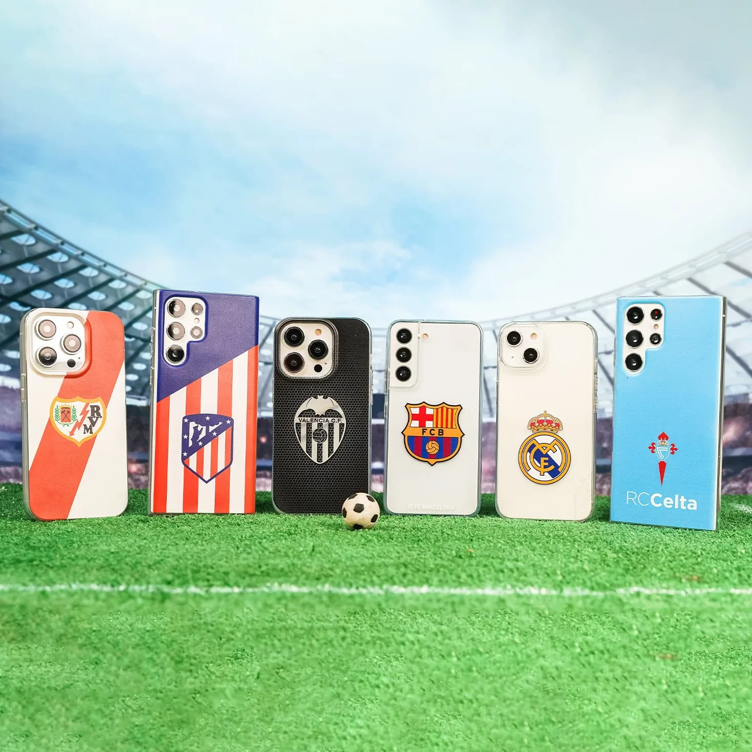 Real Madryt iPhone 15 Case! Niespokrewniony, aby chronić Twój telefon komórkowy. Oficjalnie licencjonowana elastyczna warstwa silikonowa Real Madryt