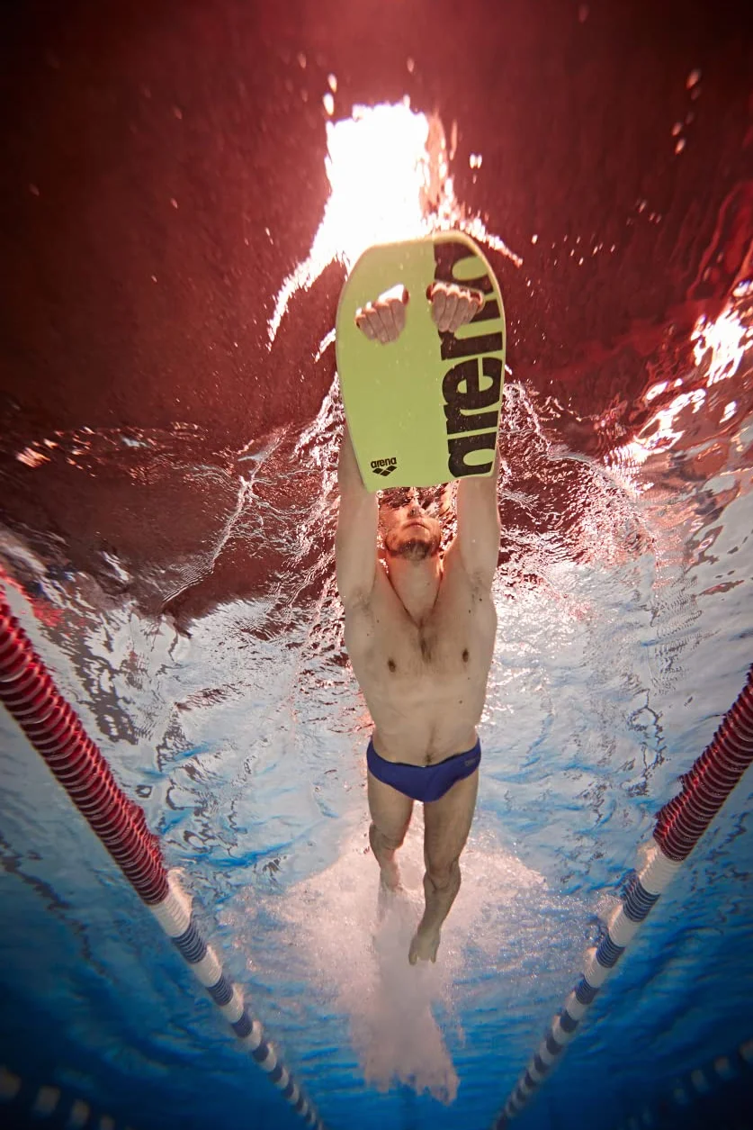 arena Kickboard Swim Board, akcesoria treningowe na basen, deska do pływania z wstępnie uformowanymi otworami, wiele możliwości chwytania, 100% EVA, bez PCW