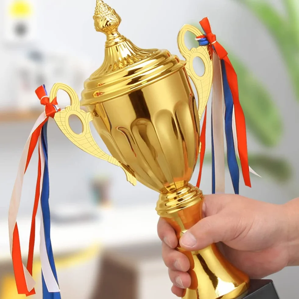 Trofeum sportowe, puchar piłki nożnej w kolorze złotym z cokołem, trofeum zwycięzcy, możliwość personalizacji, trofeum nagrody, puchar z uchem, puchar piłki nożnej dla dzieci, dla