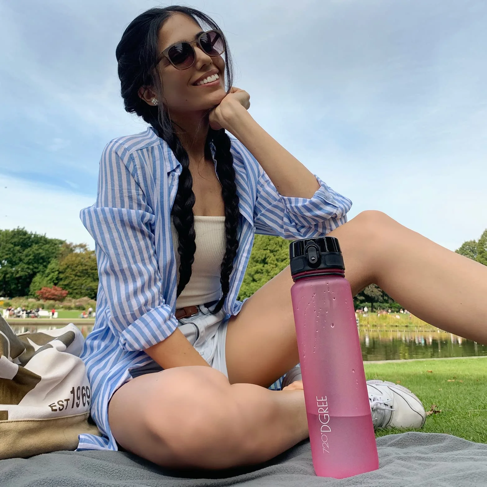 720°DGREE Butelka do picia 1,5 litra "uberBottle" softTouch +Sitko - Bez BPA - Duża butelka na wodę do siłowni, fitnessu, treningu, sportu, na zewnątrz - Butelka sportowa z Tritan - Lekka, odporna