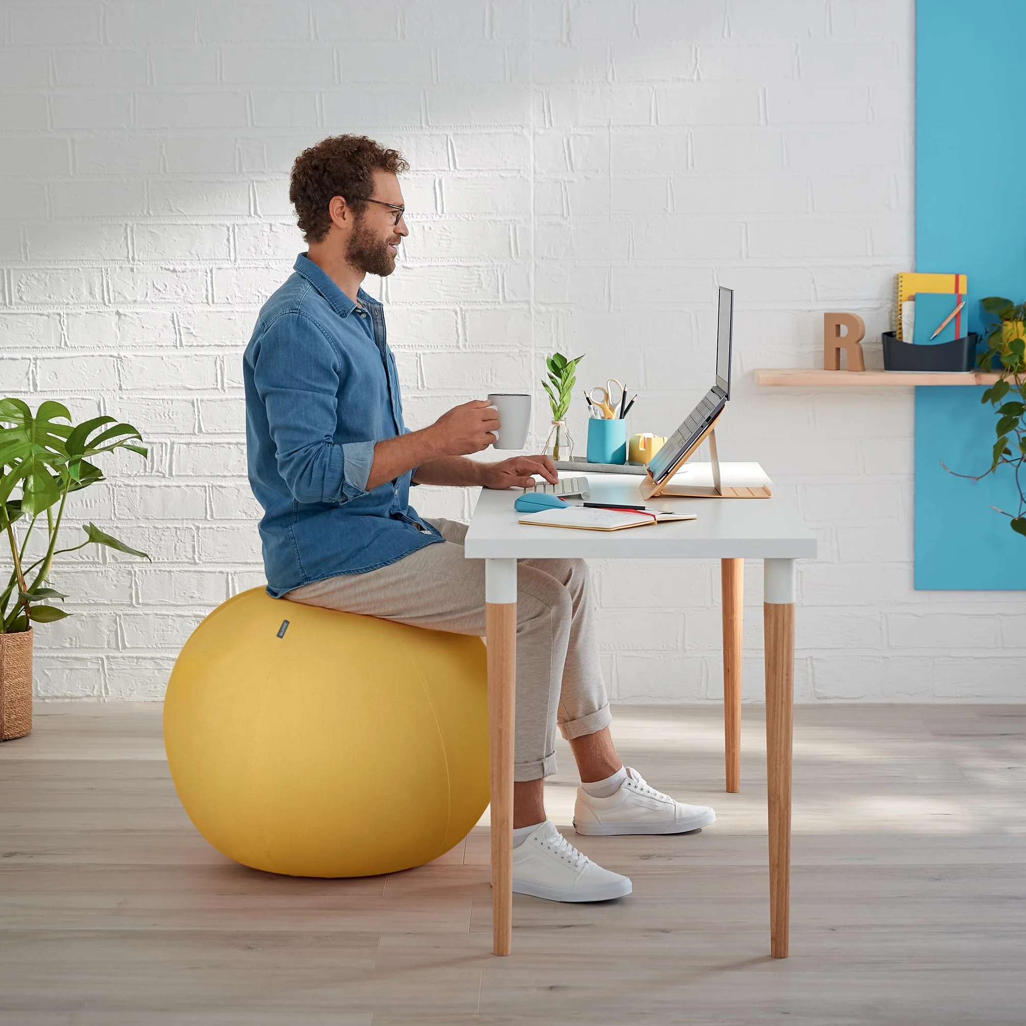 Leitz, Ergonomiczna Piłka do Aktywnego Siedzenia Leitz Ergo Cosy, Średnica 65 cm, Poszewka w 100% z Tkaniny, Ręczna Pompka, 2 Zatyczki, Kolor Ciepły Żółty (52790019)