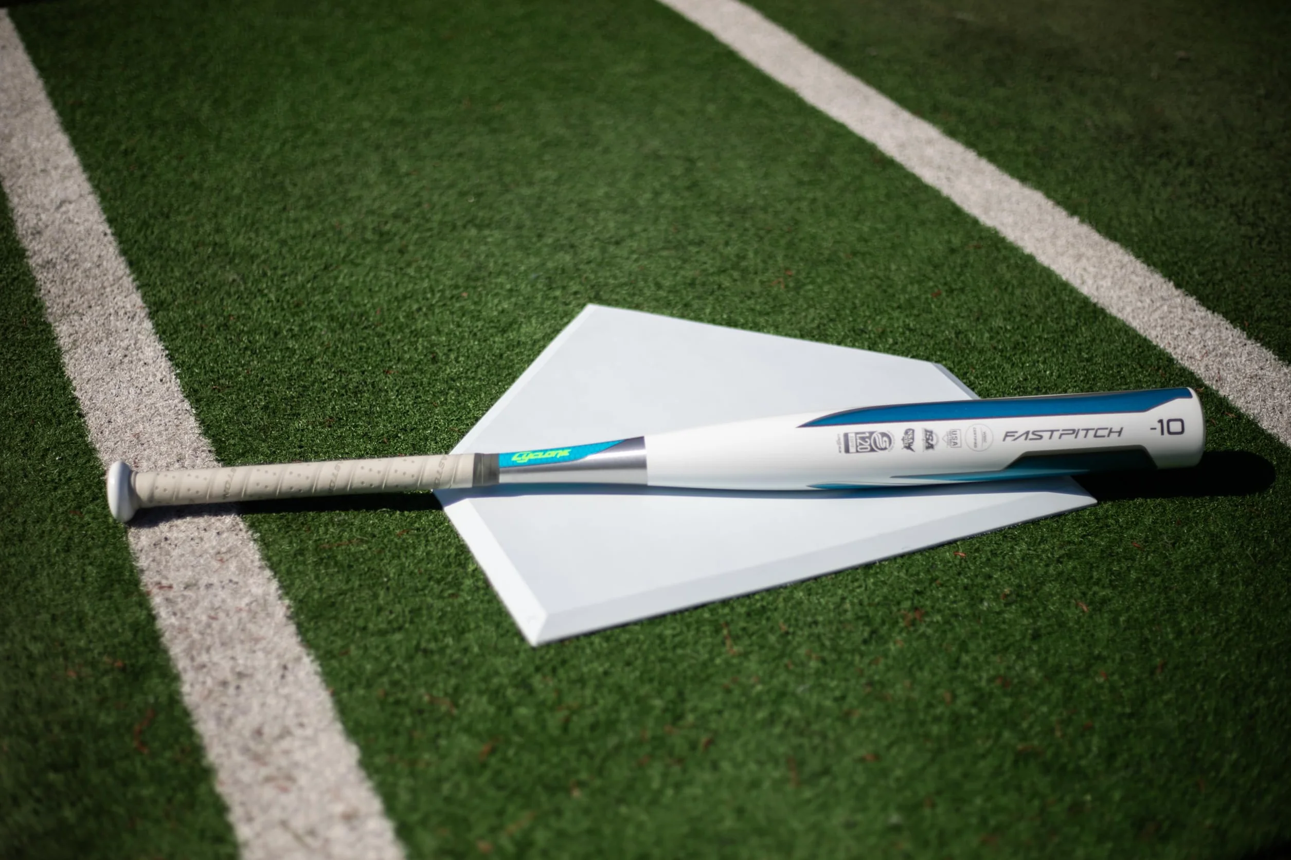 Easton Kij do softballu Cyclone Fastpitch -10, aluminium, 1 szt.