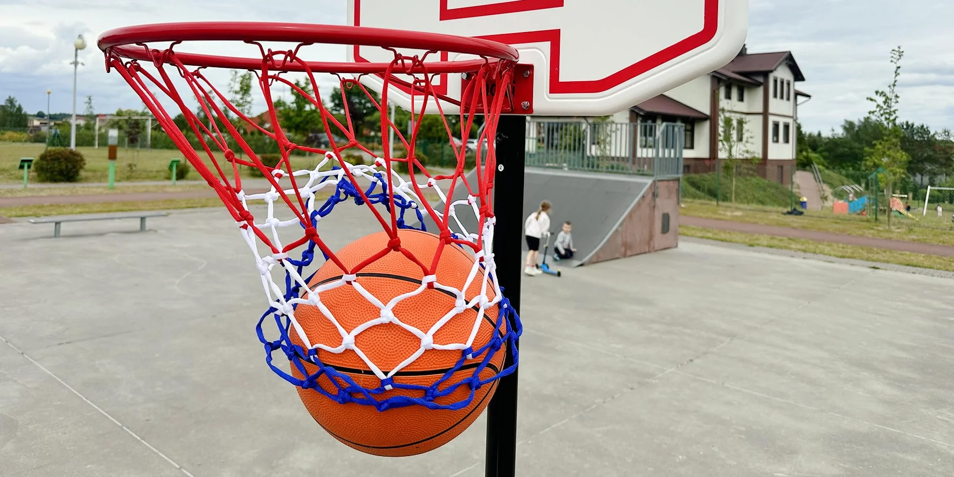 molti Kosz do koszykówki Ø 45 cm / 37 cm wiszący pierścień do koszykówki z siatką i śrubami mocującymi do użytku na zewnątrz + 4 śruby mocujące