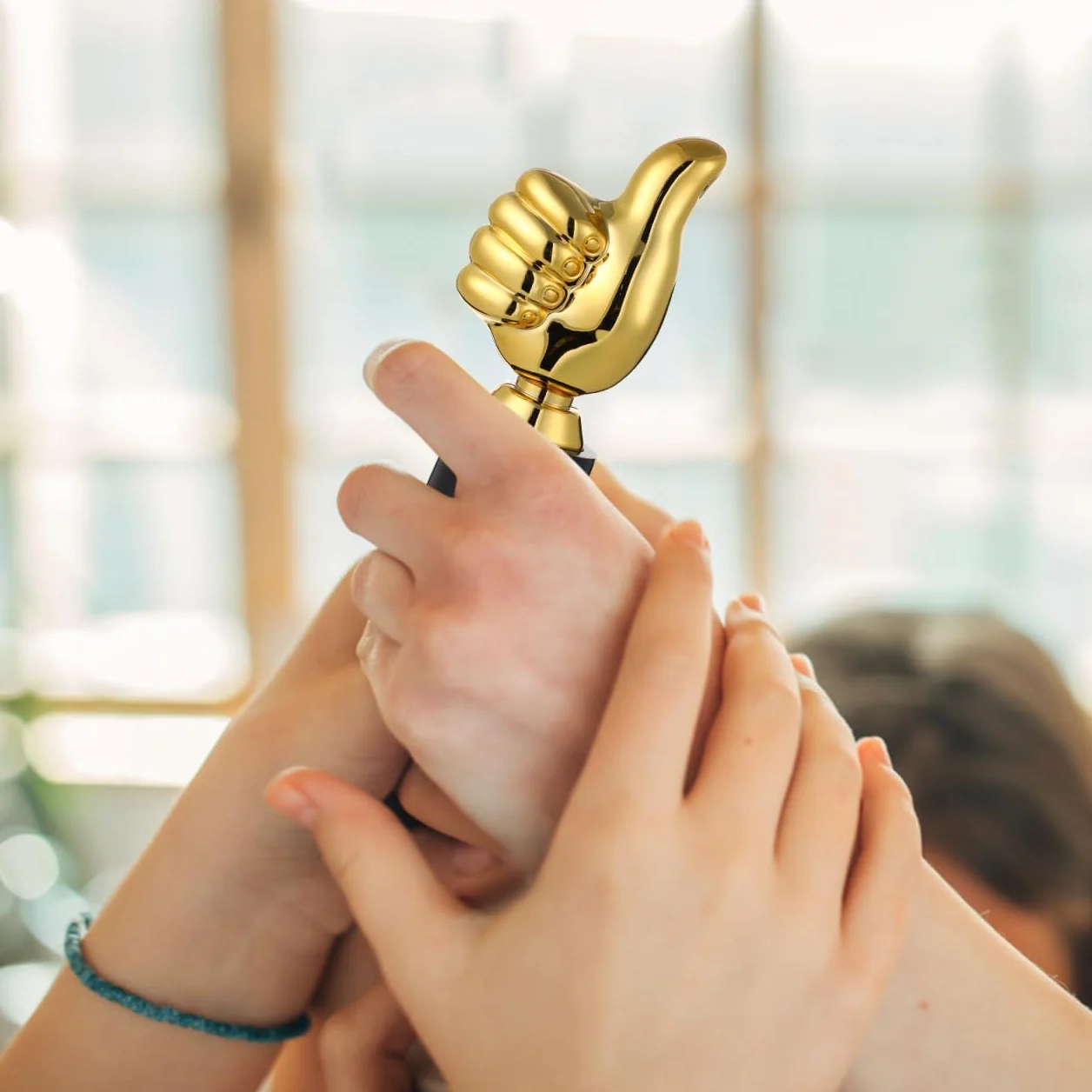 BESPORTBLE Kciuki wysoki trofeum palec trofeum dłoń trofeum puchar nagroda palec gest biurko rzeźba na ceremonię wręczenia nagród impreza sport złoty