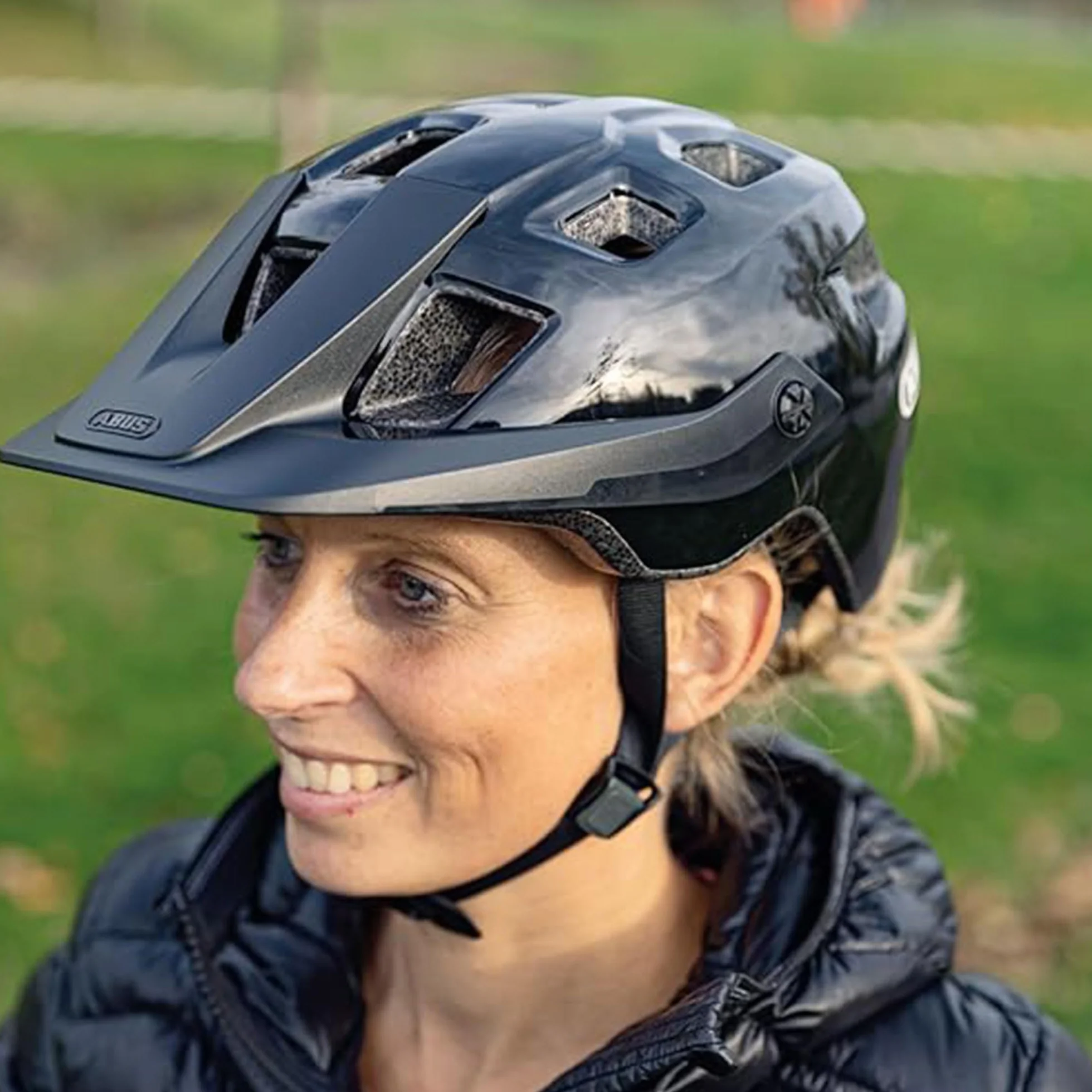 ABUS Kask MTB MoTrip – wytrzymały kask rowerowy z daszkiem z regulacją wysokości dla rowerzystów górskich – indywidualne dopasowanie – unisex – czarny błyszczący, rozmiar L, L (57-61 cm)