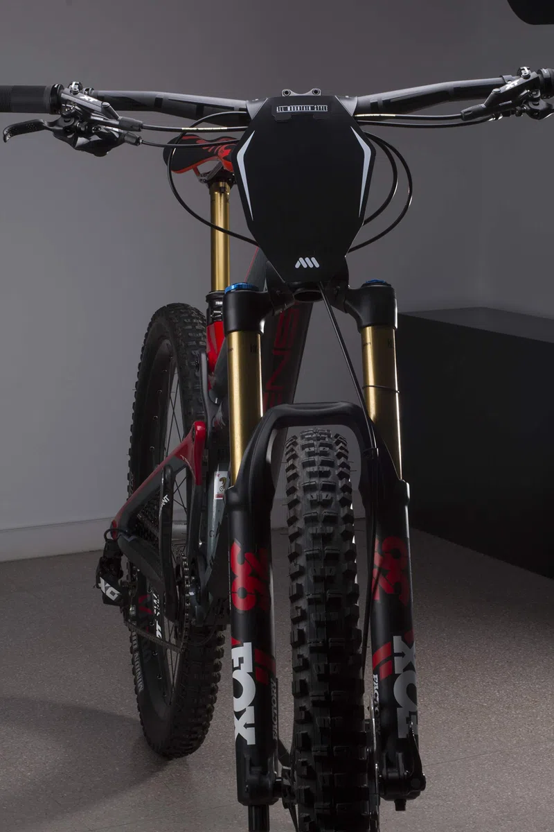 Tablica rejestracyjna All Mountain Style AMS, fajna, aby utrzymać ją zainstalowaną po opadnięciu kurzu wyścigowego