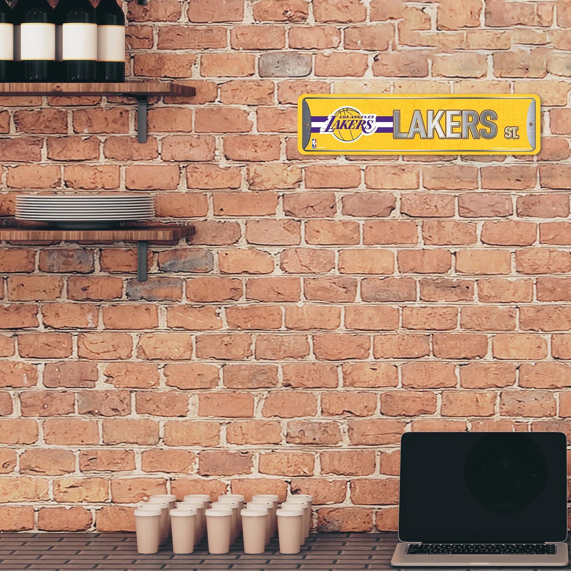 Rico Industries NBA Los Angeles Lakers dekoracja domu metalowy znak uliczny (10 cm x 38 cm) - idealny do domu, biura, sypialni i męskiej jaskini - wykonany