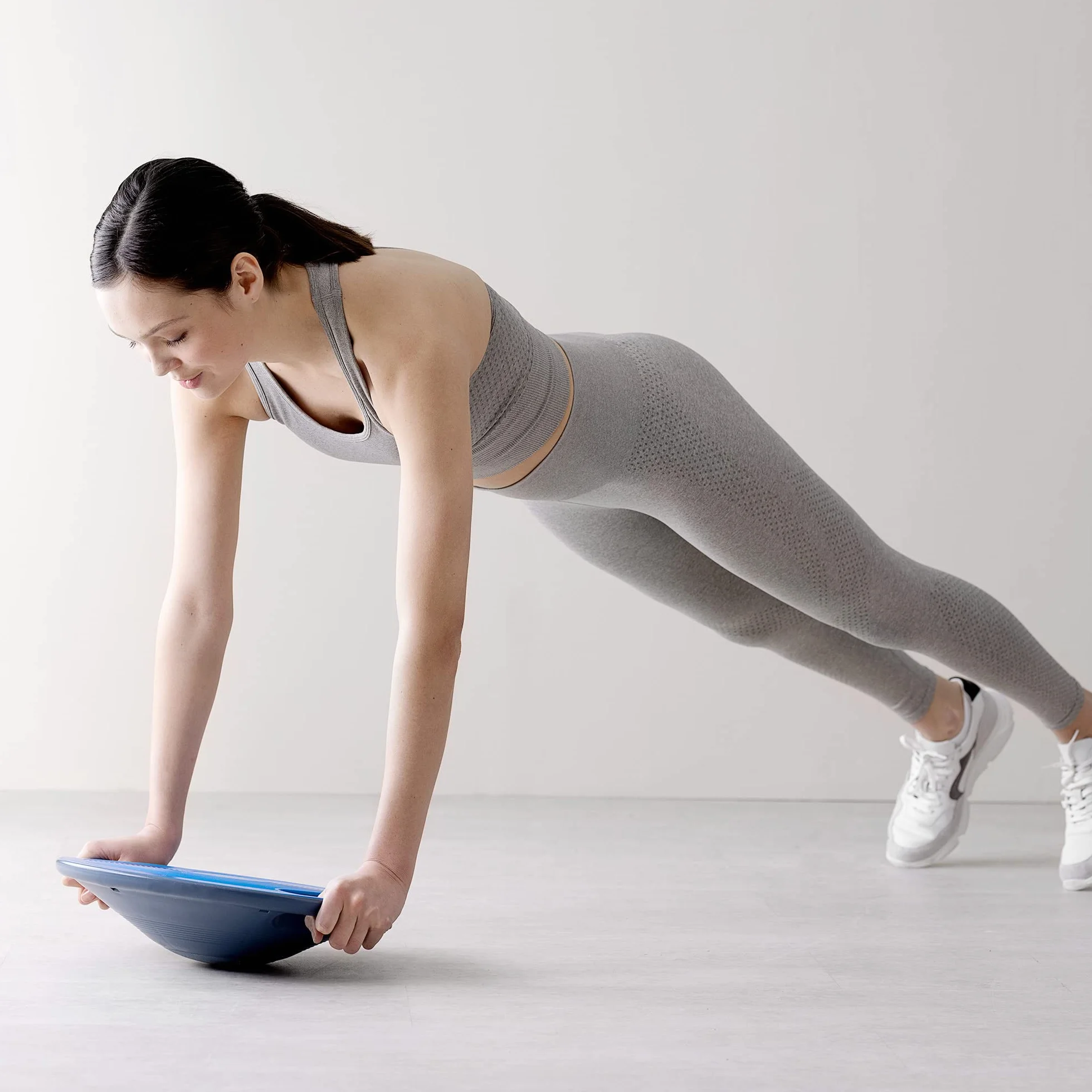 Navaris Deska do balansowania z uchwytem – terapia żyroskopowa deska do ćwiczeń – fitness rehabilitacja równowagi siłowej – deska sportowa o średnicy 40 cm – deska kołyskowa do terapii