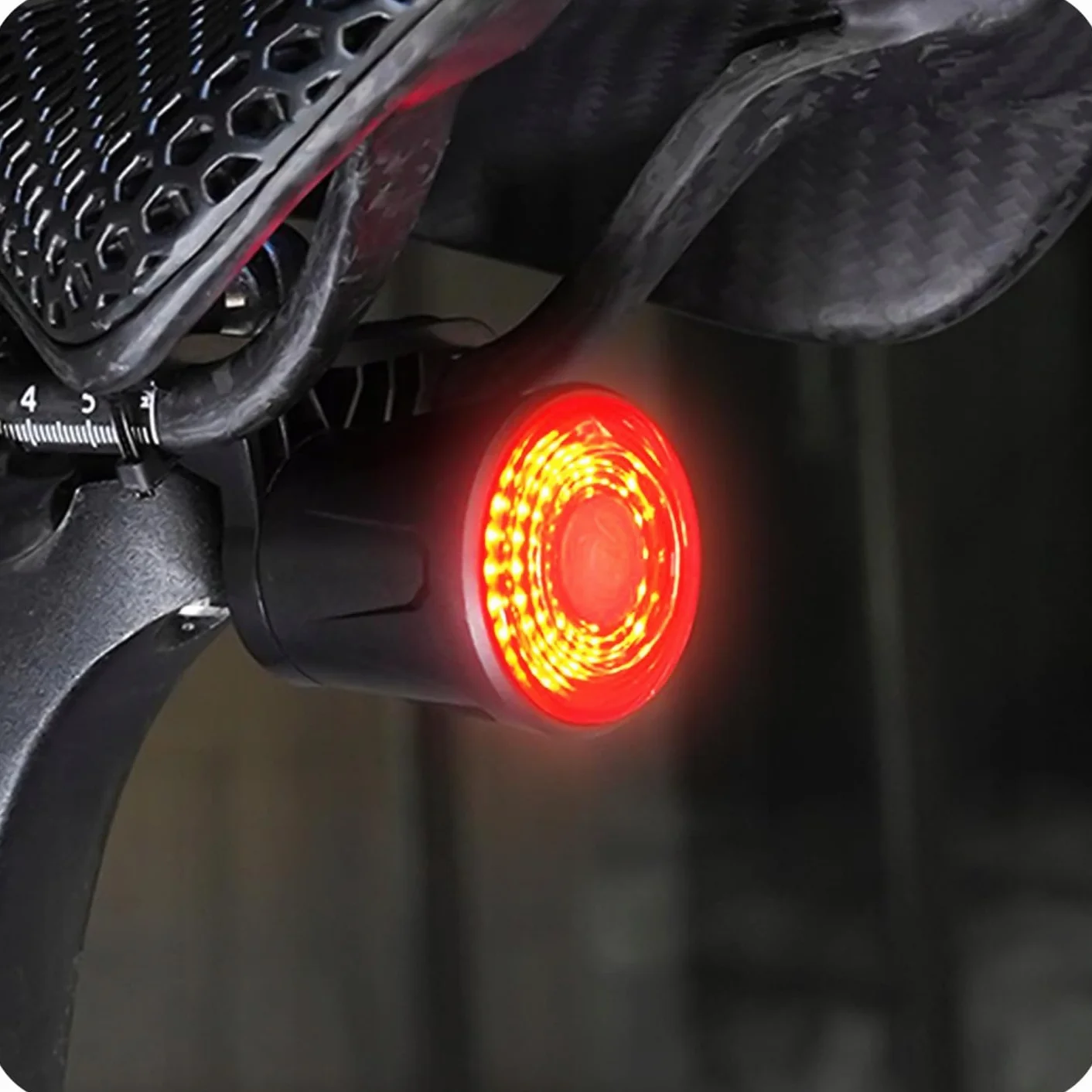 KRUMAD Lampka rowerowa tylna LED USB, wodoodporne światło rowerowe z 4 trybami, akumulatorowa lampka tylna na rower MTB, gravel, szosowy i e-bike, akcesoria rowerowe