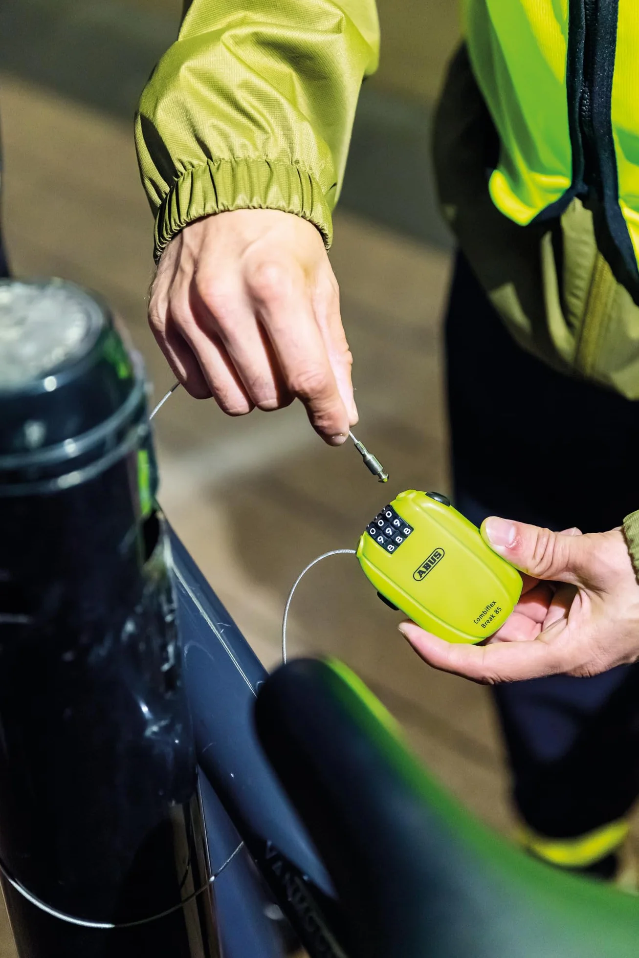 ABUS Zapięcie linkowe Combiflex - zamek do zabezpieczenia nart, kasku, wózka i bagażu - Trip 65 - długość 65 cm - grubość 3 mm - z kodem numerycznym - żółty