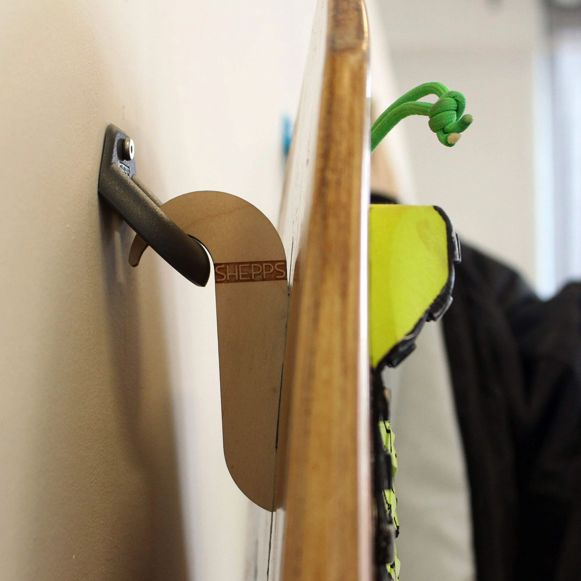 Shepps Hidden Surfboard Wall Rack do szortów, longboardów – FCS/Future Plug
