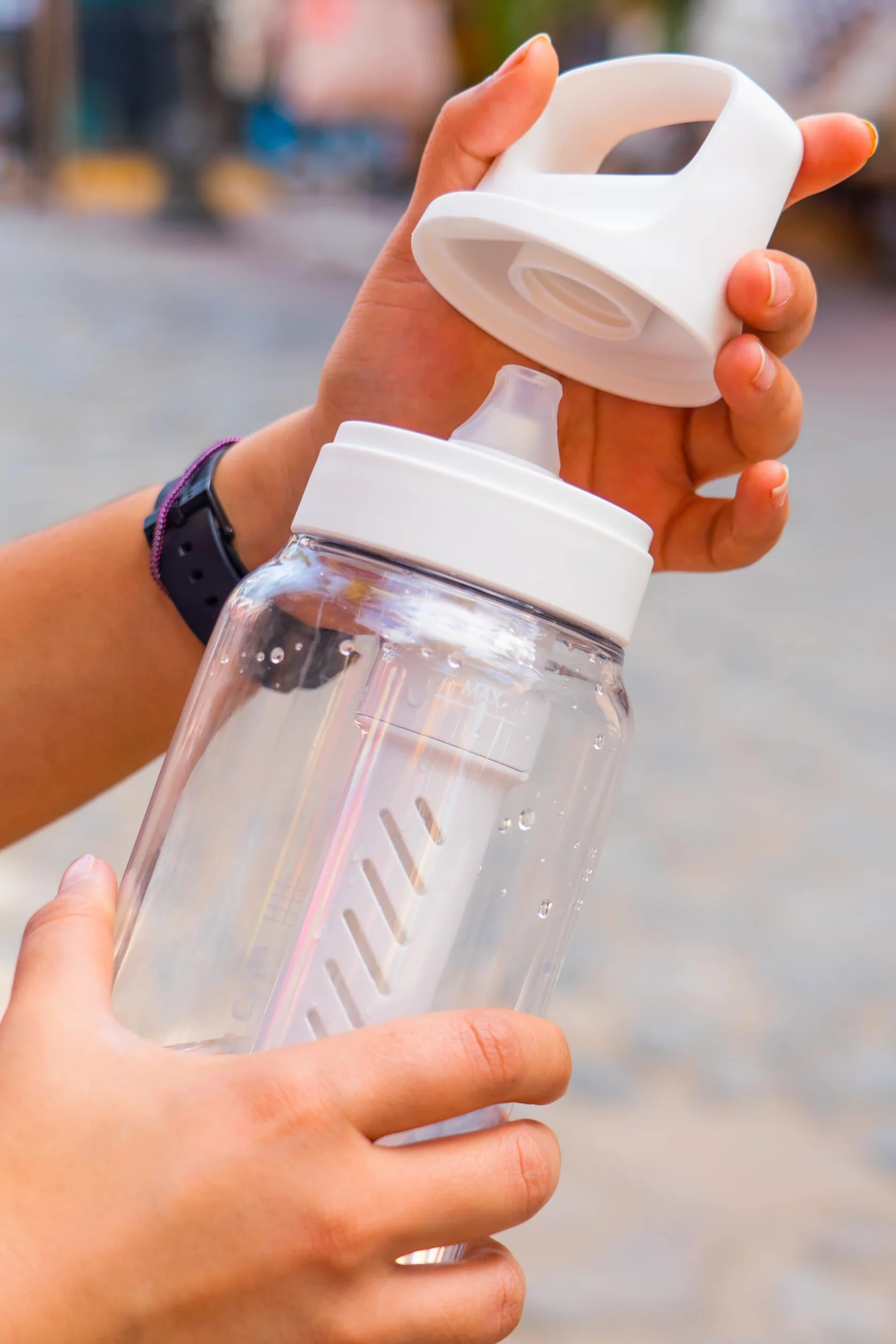 LifeStraw Go Series – butelka z filtrem do wody bez BPA do podróży i codziennego użytku, usuwa bakterie, pasożyty i mikroplastiki, poprawia smak, 1 l islandzki niebieski
