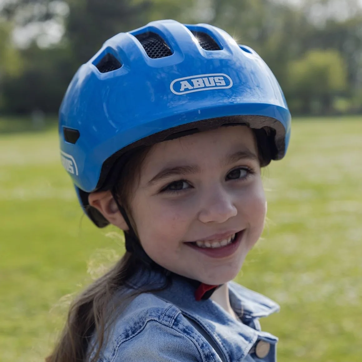 ABUS Smiley 3.0 kask dziecięcy z oświetleniem LED, głębokie dopasowanie