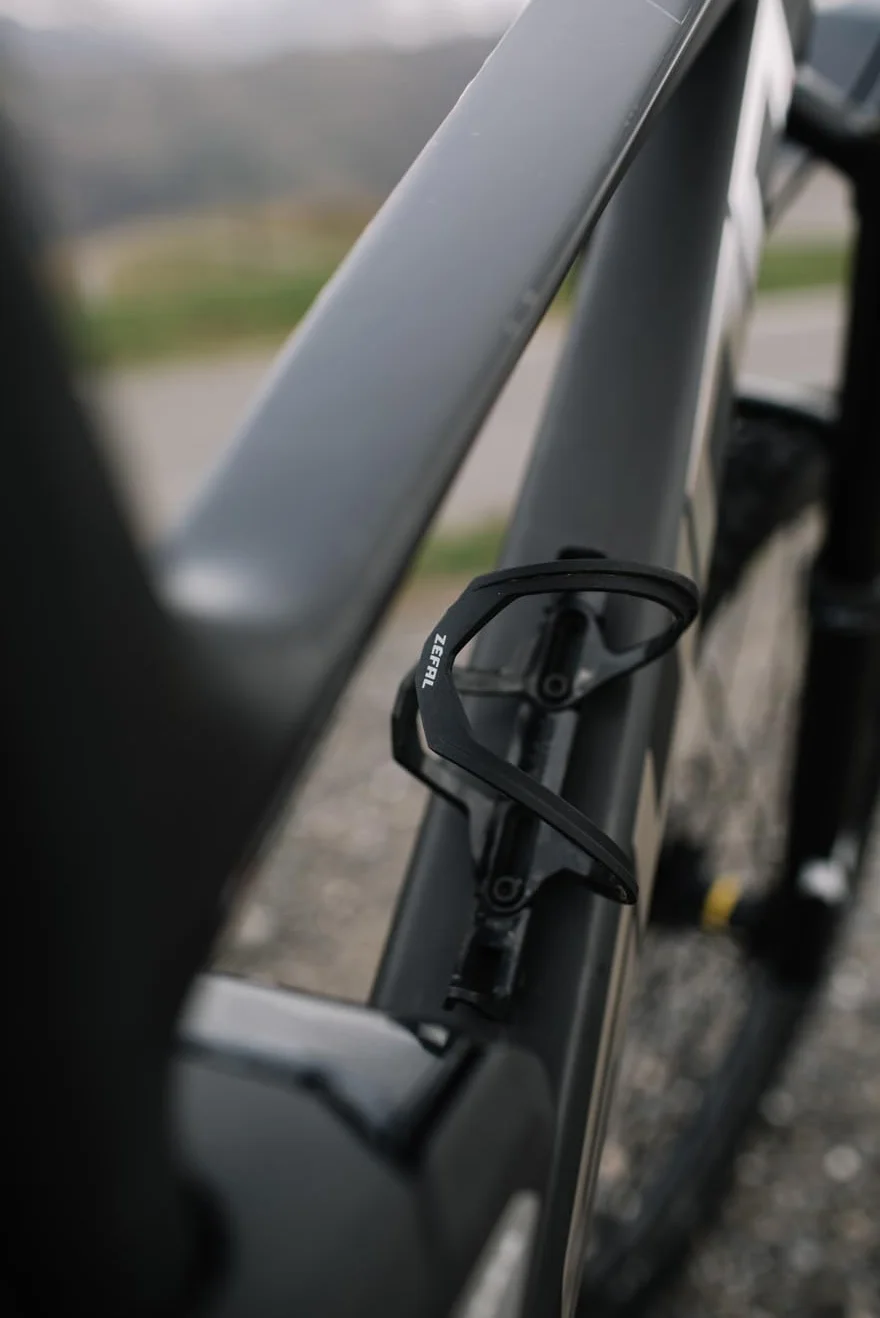 ZEFAL Pakiet Pulse Z2 - Dwa Velo Bidony z Bocznym Wprowadzeniem - do ramek o ograniczonej przestrzeni - 40 g Każdy uchwyt na butelkę - Wyprodukowano we Francji, czarny