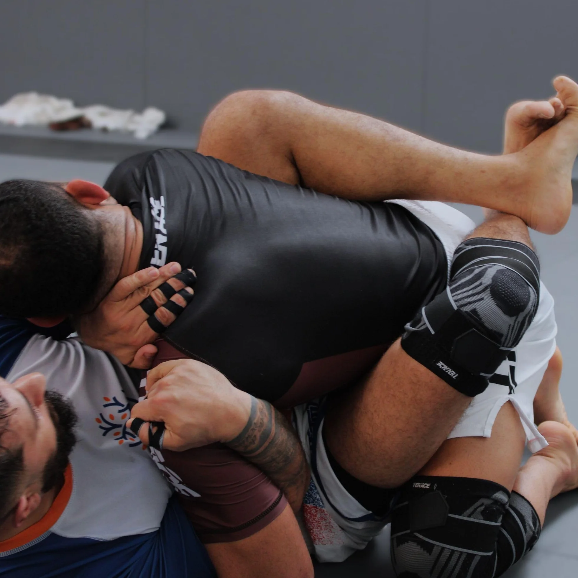 Tenace Jiu Jitsu Ochraniacz na kolana Grappling - Ochrona kolan kompresyjnych i wyściełanych MMA, BJJ, Muay Thai, Judo - Wysoka trwałość i wydajność Unisex (czarny, duży)