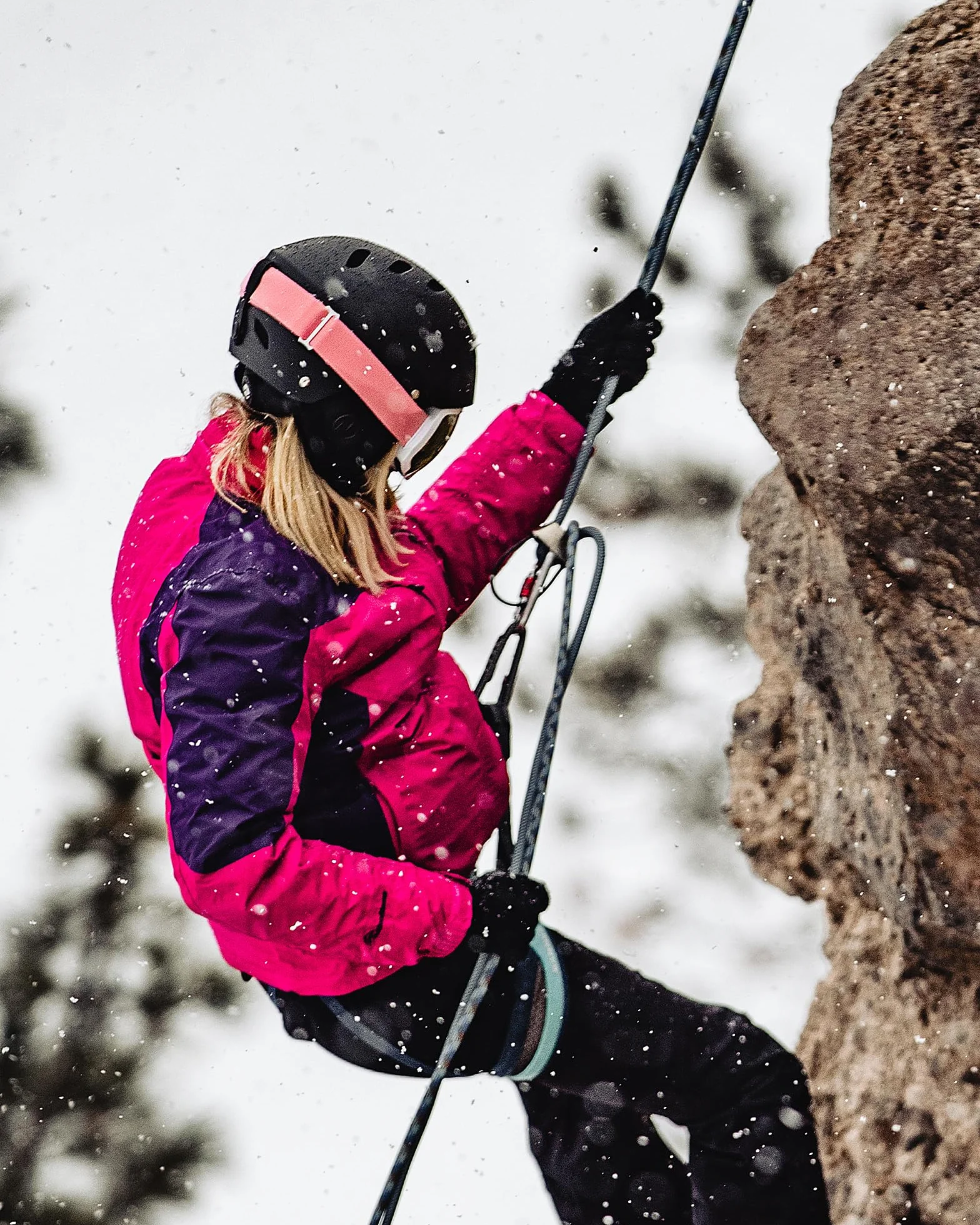 OutdoorMaster Kelvin Unisex kask narciarski – kask do jazdy na nartach/snowboardzie z systemem wentylacji, kask śniegowy dla mężczyzn, kobiet i młodzieży