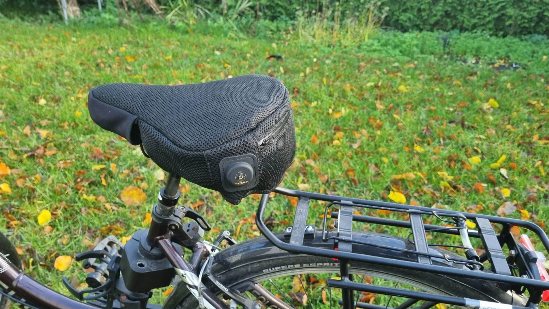 Thermrup Podgrzewany pokrowiec na siodełko rowerowe USB z torbą Power Bank i osłoną przeciwdeszczową