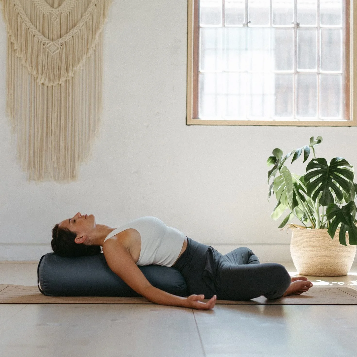 Lotuscrafts Yin Yoga Roller Ø24 cm - Rolka do jogi z wyściółką z orkiszu - zmywalny pokrowiec bawełniany