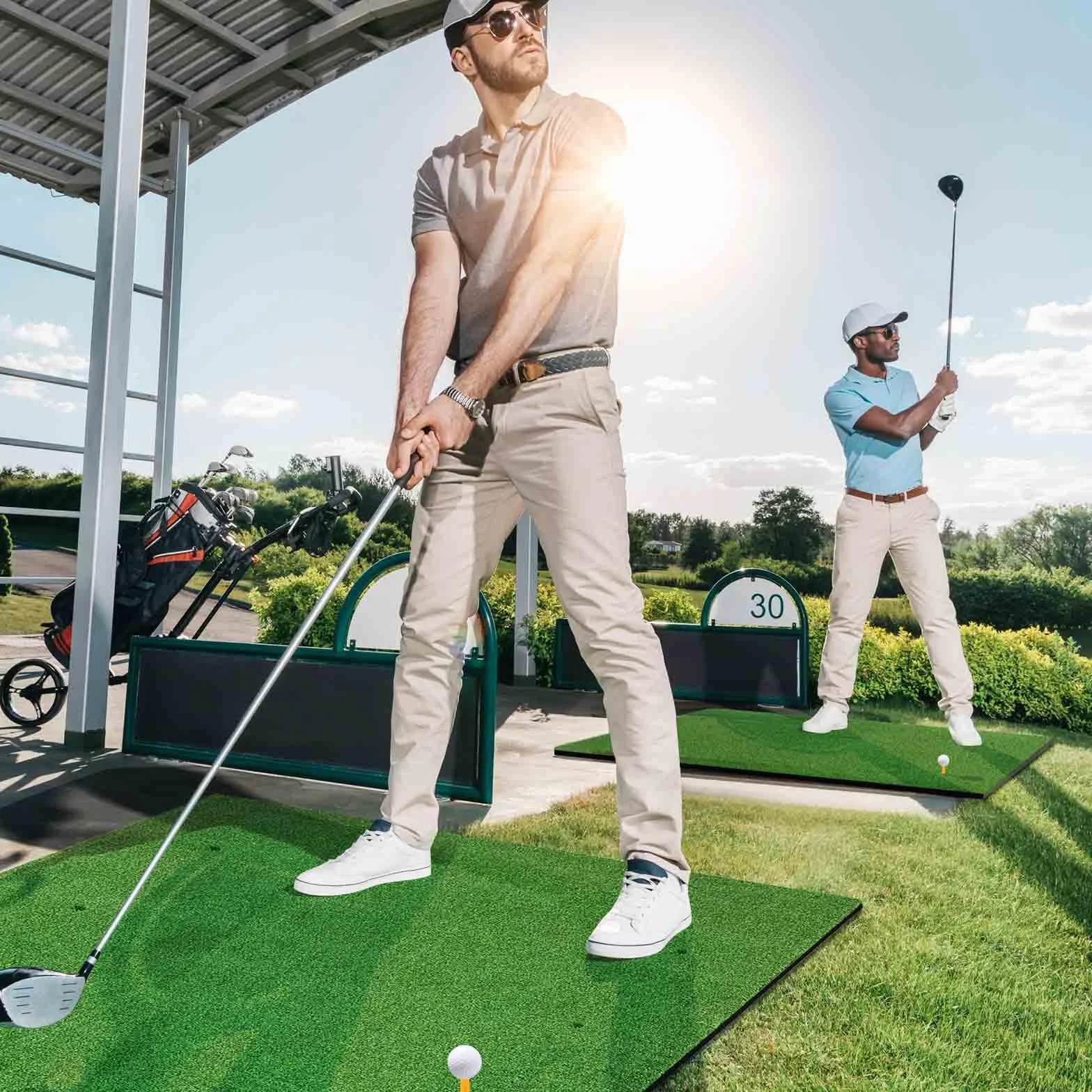 LIFEZEAL Mata treningowa do golfa z 2 koszulkami, 6 otworami i 2 drążkami do wyrównywania, składana i przenośna mata do gry w golfa EVA, mata do ćwiczeń golfowych wewnątrz i na zewnątrz