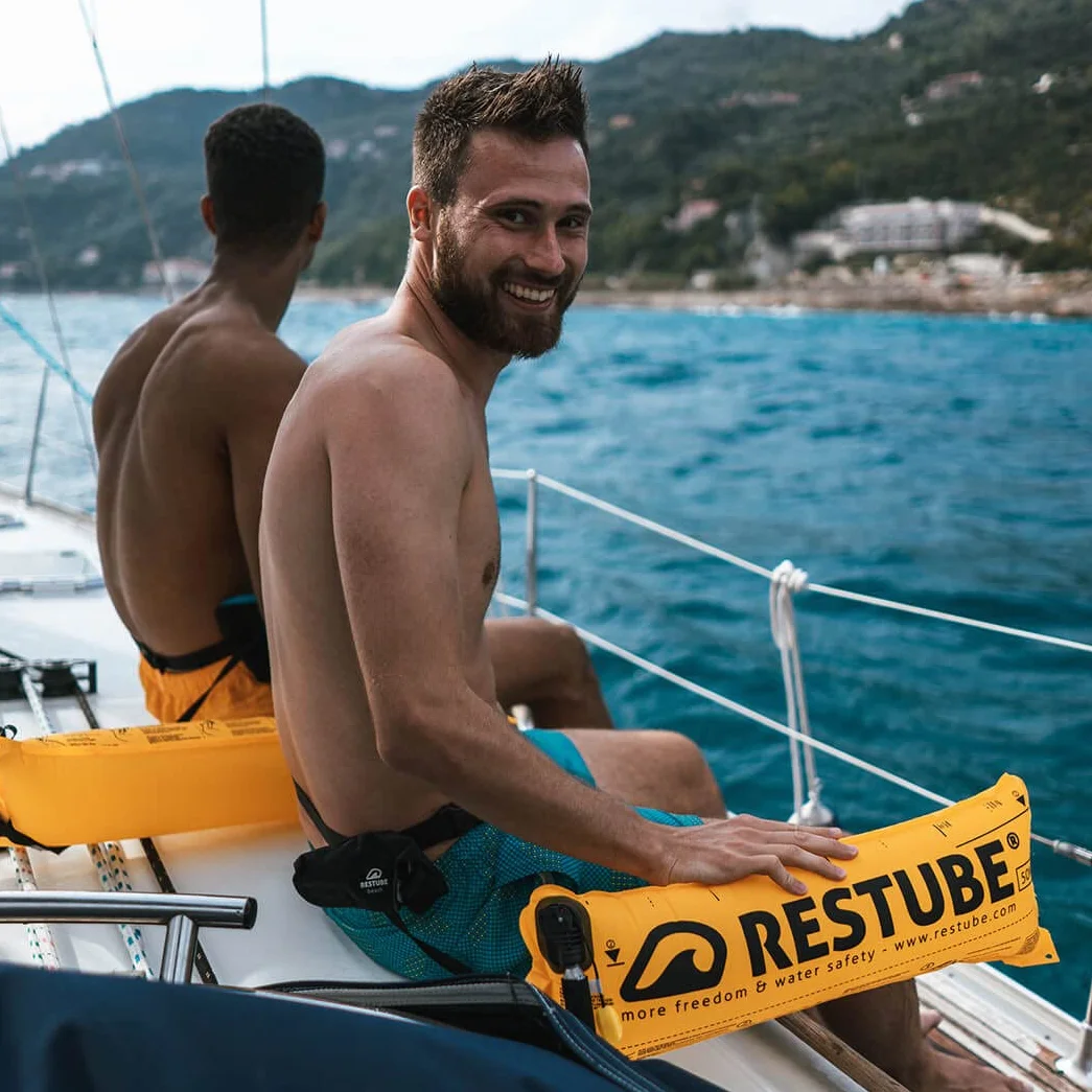 Zestaw startowy Restube BEACH Float wspomagający wyporność | Zawiera nadmuchiwaną boję bezpieczeństwa do wody za jednym pociągnięciem, 2 wymienne naboje CO2 i wodoodporną taśmę odblaskową