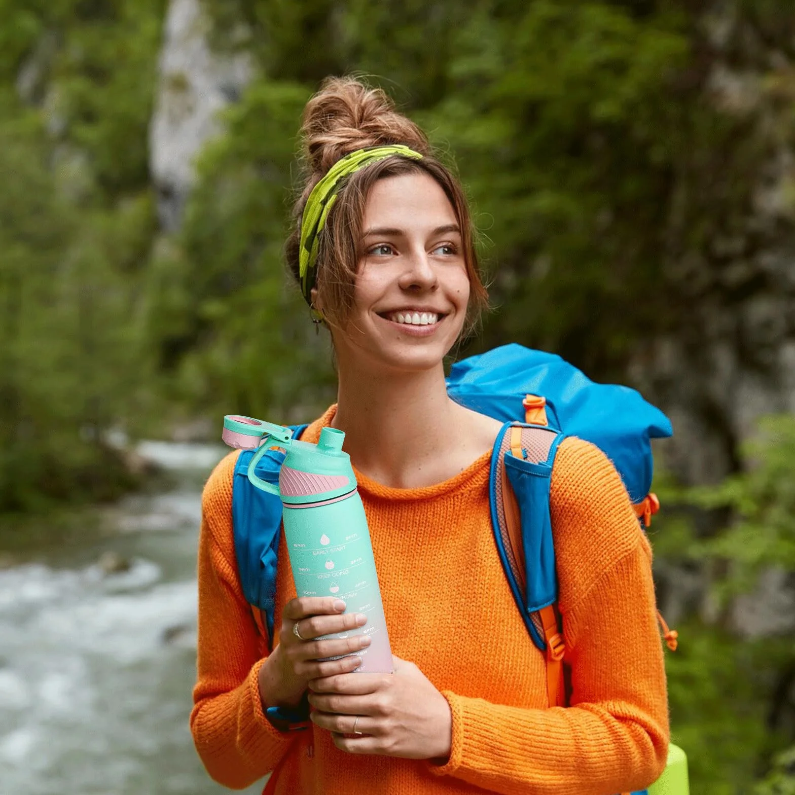 Fjbottle Butelka na wodę 1L/710 ml - motywacyjny plastik z pokrywką magnetyczną do studia fitness, szkoły, jazdy na rowerze i sportu, bez wycieków i bez BPA
