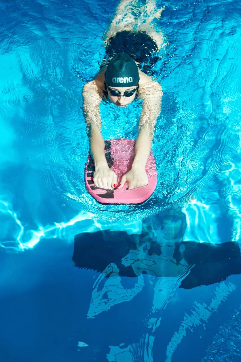 arena Kickboard Swim Board, akcesoria treningowe na basen, deska do pływania z wstępnie uformowanymi otworami, wiele możliwości chwytania, 100% EVA, bez PCW