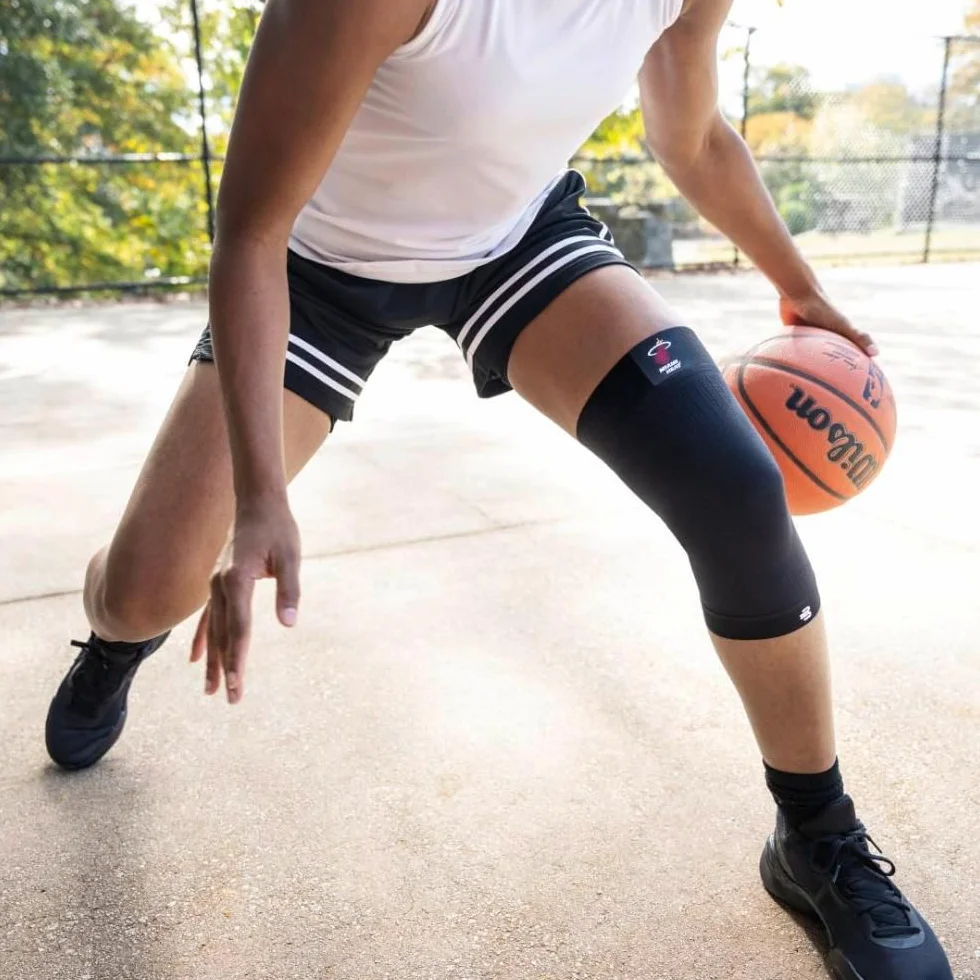 BAUERFEIND Opaska na kolano „Sports Compression Knee Support NBA“, 1 unisexowa opaska na kolano do sportów piłkarskich, opaska na kolano do koszykówki z logo zespołu