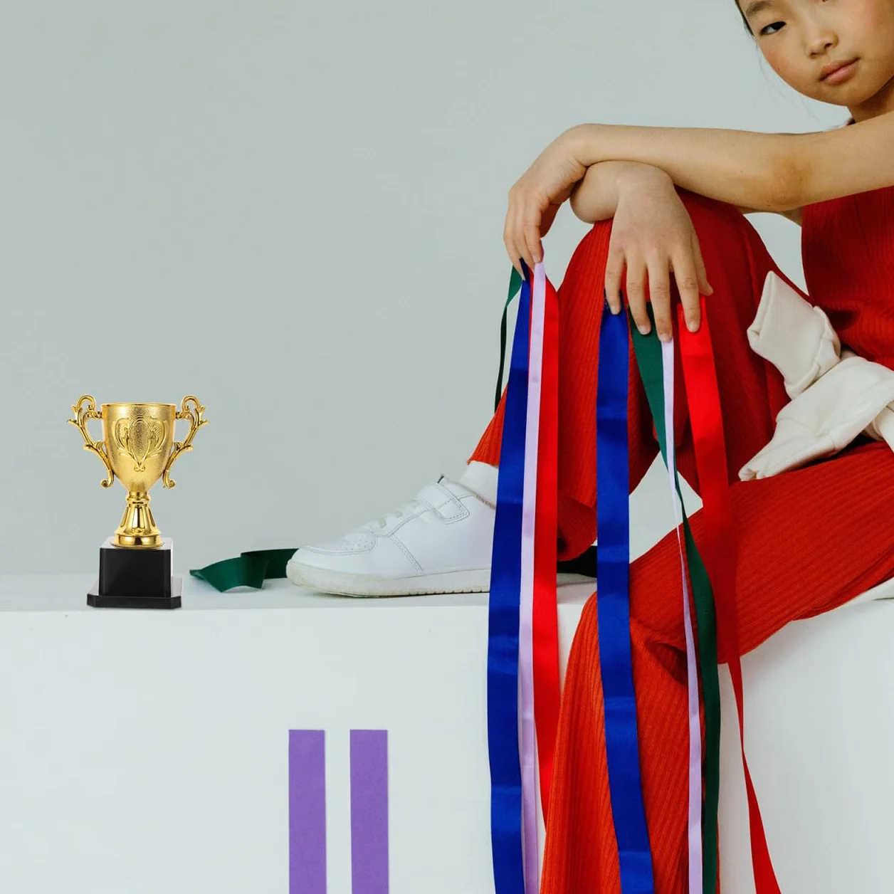 BESPORTBLE plastikowy puchar z podstawą nagrodowy 14,3 cm złoty