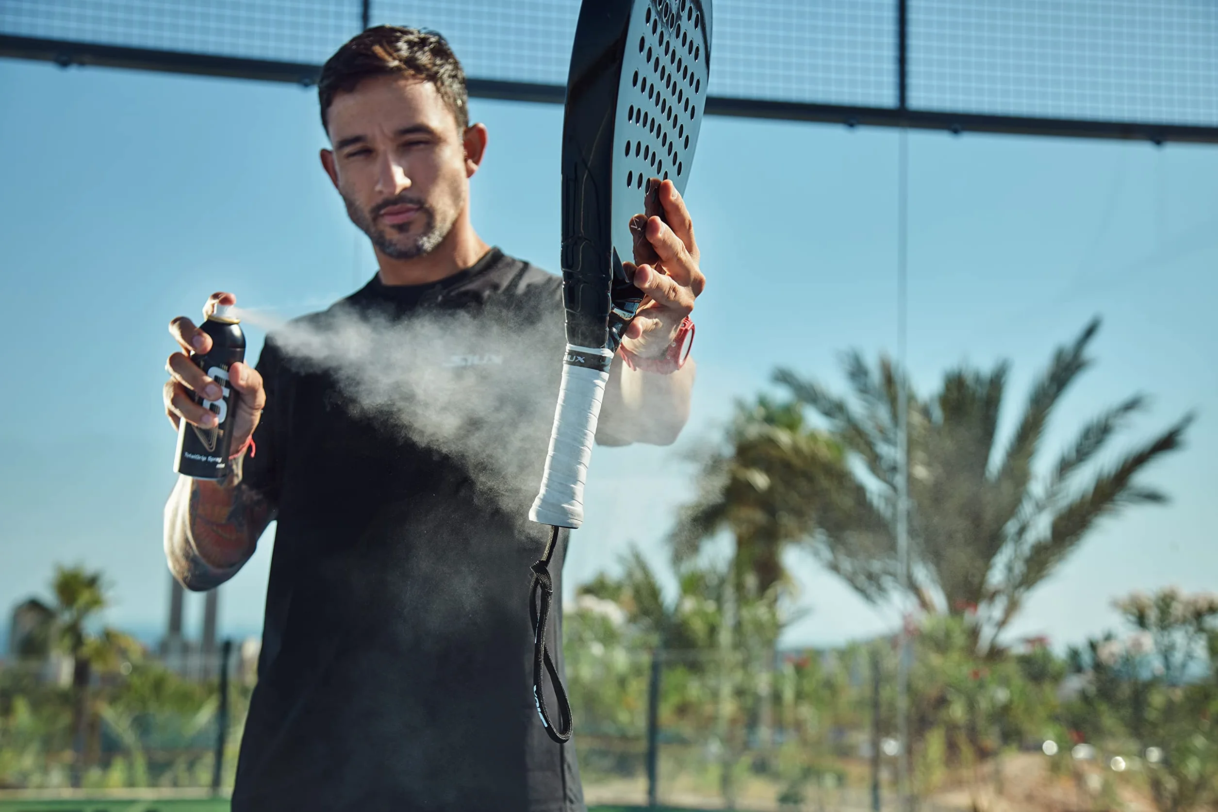 4on TotalGrip Spray - antypo?lizgowy w celu zwi?kszenia przyczepno?ci ?opatki Padel. Zapewnia maksymaln? przyczepno?? i tarcie podczas spoconych d?oni
