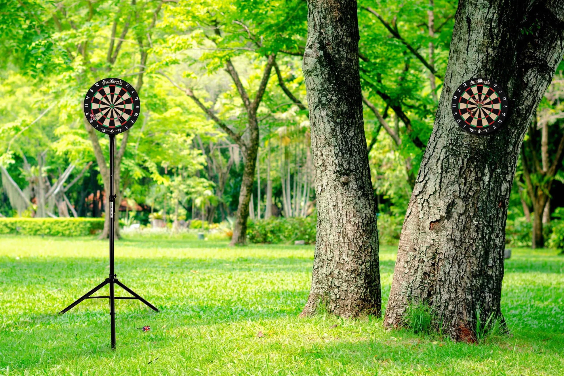 Stagecaptain DBS-1715C Bullseye Champion kompletny zestaw do darta – profesjonalna stalowa tarcza do rzutek z sizalu – bezstopniowa regulacja wysokości stojaka ze stali – 6 rzutek do darta i 4 zestawy