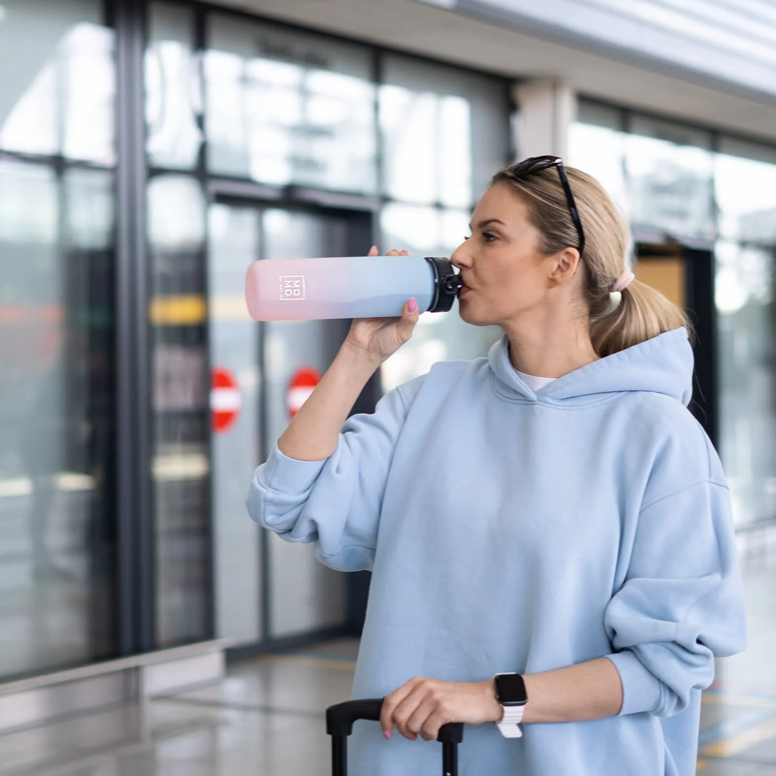 MOMO WAY Butelka Na Wodę Do Picia Na Drogę Tritan Bez BPA Do Sportu Idealna Na Prezent Z Tritanu Szczelna Na Napoje Niebiesko-Różowy 1000ml