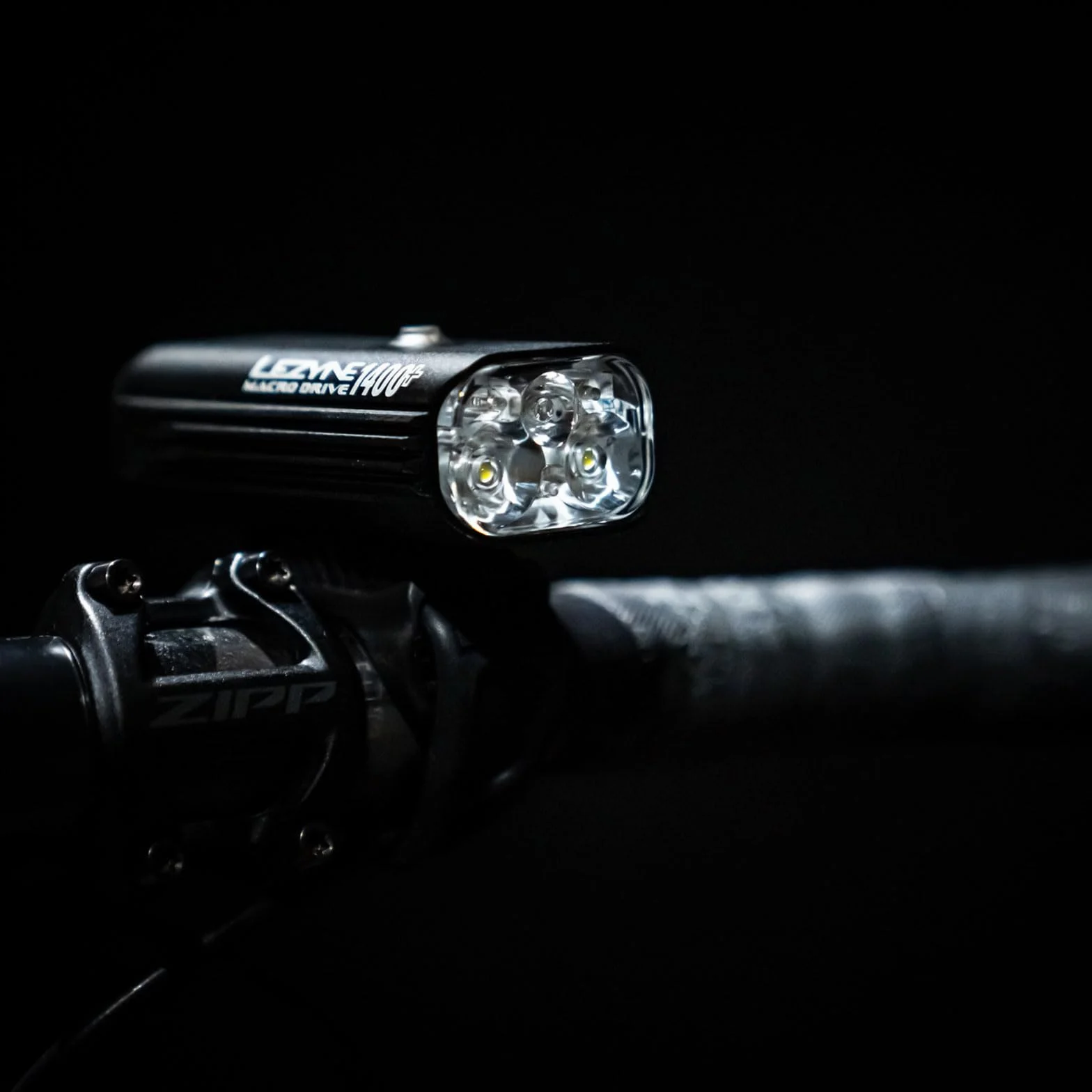 Lezyne Macro Drive Ładowane przez USB białe światło rowerowe LED