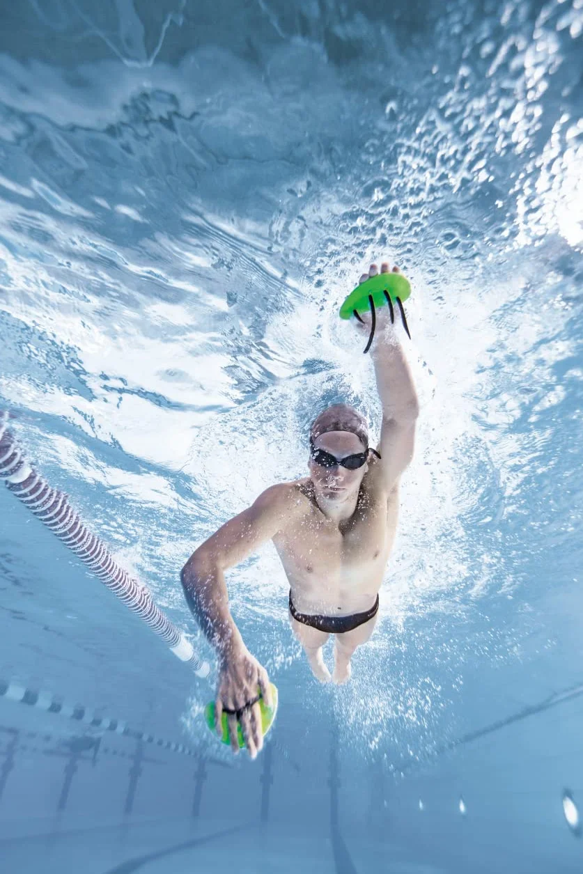 arena Finger Paddle Elite akcesoria do treningu basenowego, wiosła basenowe z regulowanymi paskami, odkryta dłoń