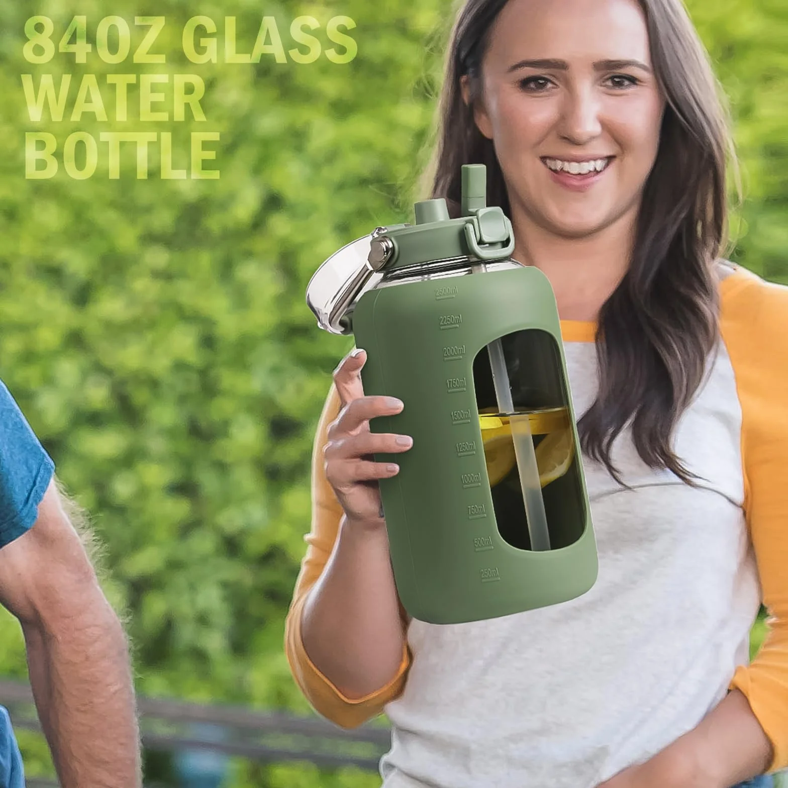 BLUEGO Szklana butelka na wodę 2500 ml z uchwytem ze stali nierdzewnej, z znacznikami czasu i silikonowym rękawem, bez BPA