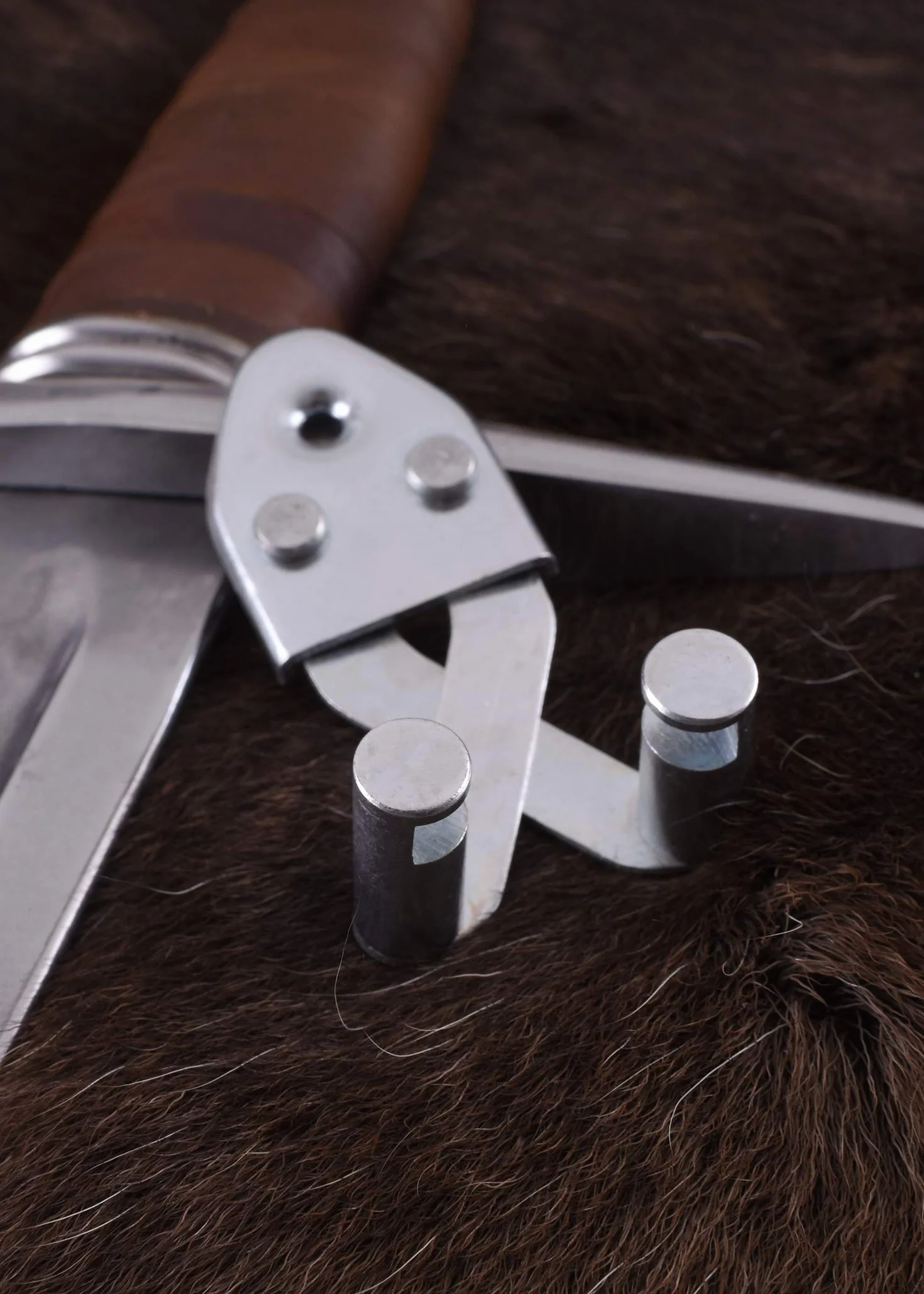 Battle-Merchant Regulowany uchwyt ścienny do miecza ze stali | regulowany, wytrzymały uchwyt ścienny na miecz, uchwyt ścienny, średniowieczny nóż, sztylety