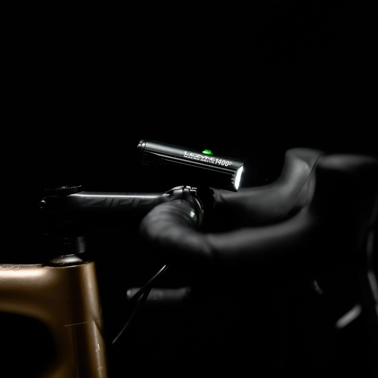 Lezyne Macro Drive Ładowane przez USB białe światło rowerowe LED