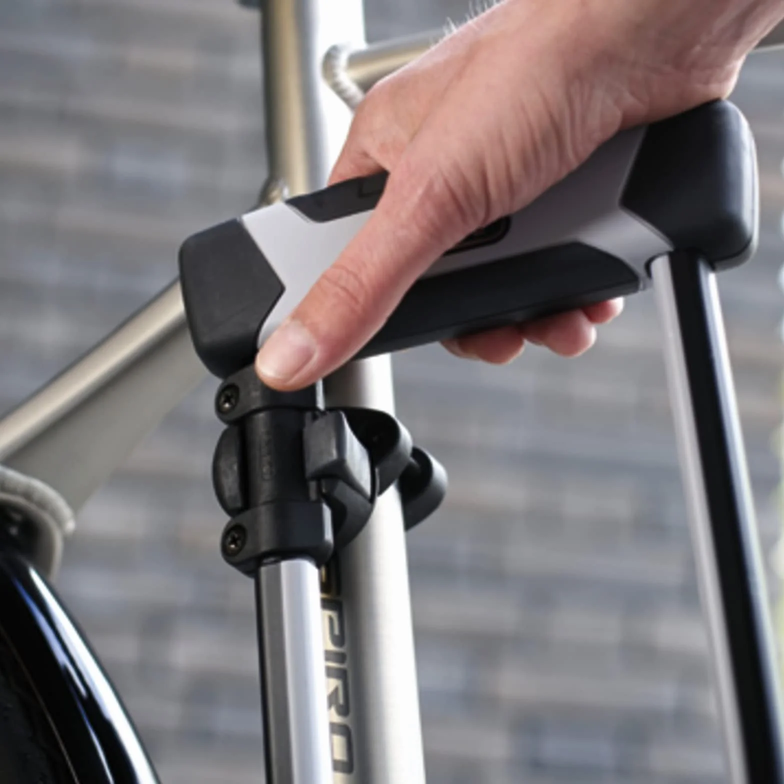Uchwyt blokady ABUS Eazy KF - do transportu U-locków - do montażu na okrągłych rurach ramy od 28-36 mm, czarny
