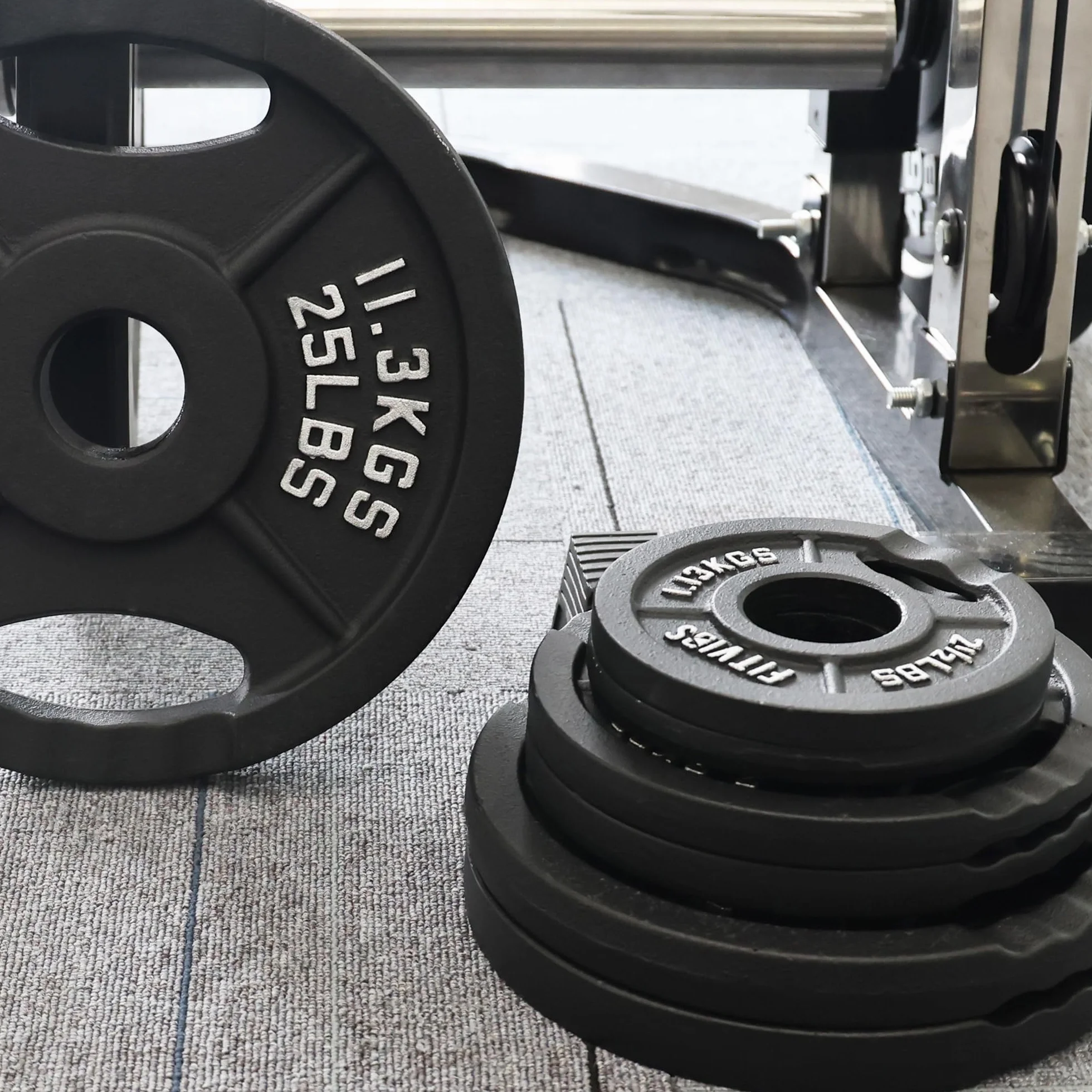 Signature Fitness Olympic 2-calowy żeliwny talerz obciążający do treningu siłowego i podnoszenia ciężarów, styl z dwoma otworami, zestaw 15,9 kg