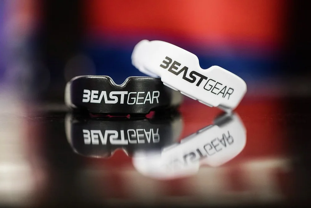 Beast Gear Sportowa osłona zębów - Protezione Denti e Mascella, Adatto per Boxe, MMA, Rugby, Calcio, Hockey z Custodia Igienica, dla dorosłych i nastolatków (11+)